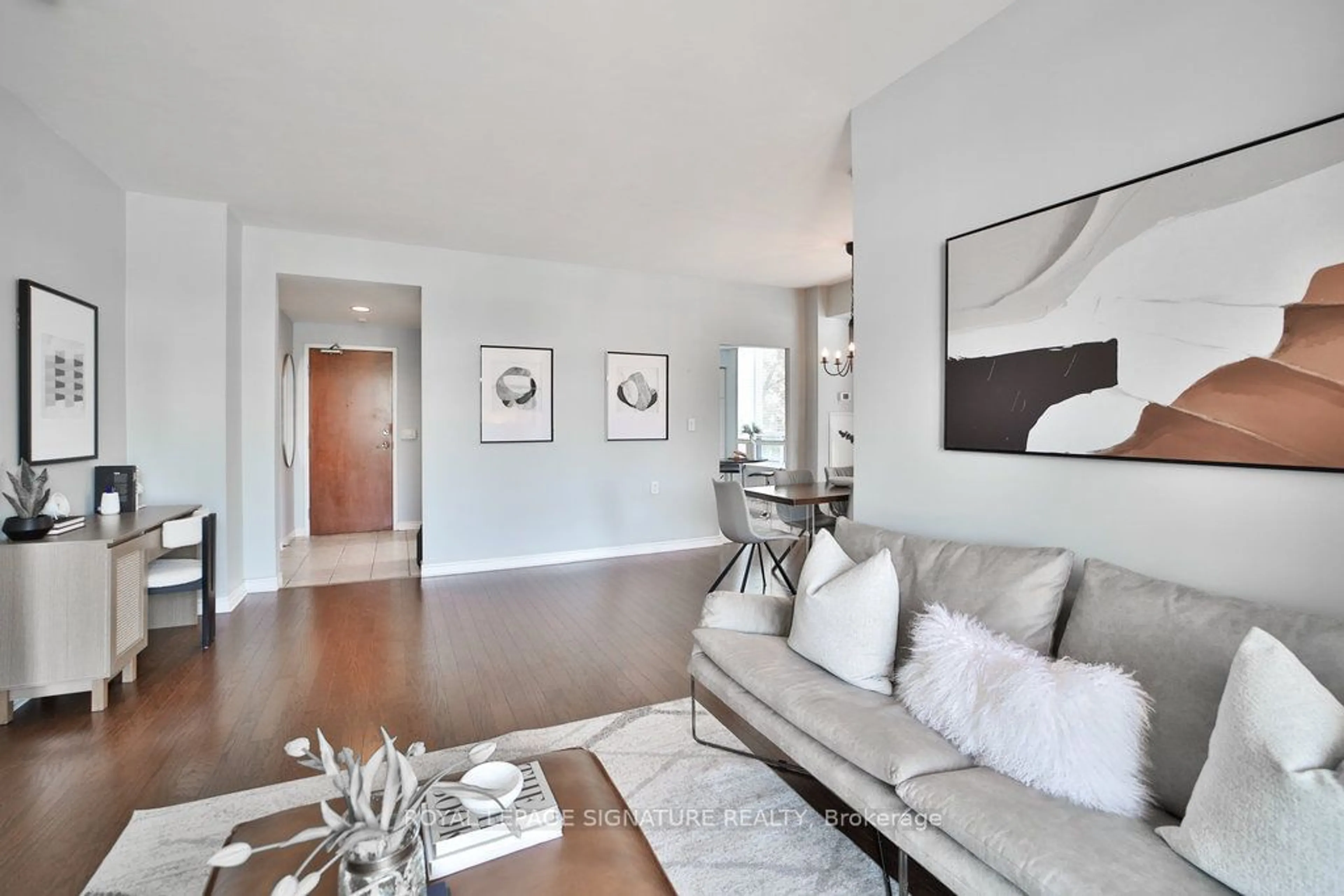Living room for 1750 Bayview Ave #309, Toronto Ontario M4G 4H6