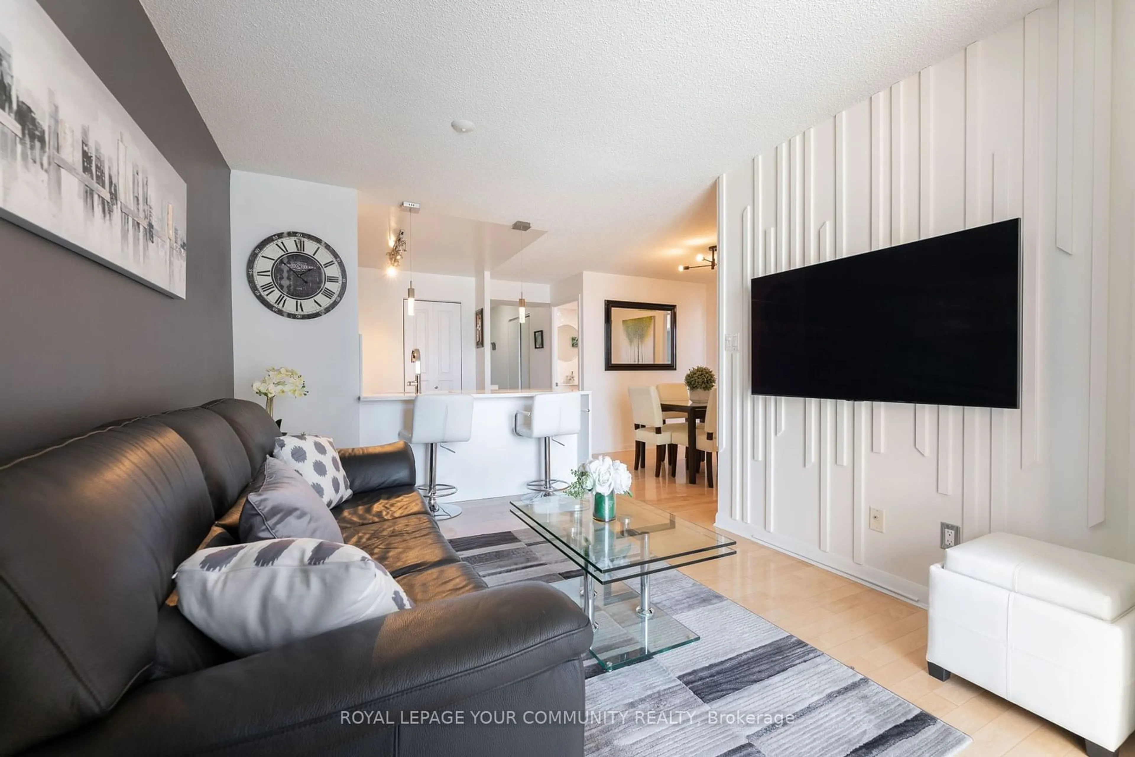 Living room for 323 Richmond St #707, Toronto Ontario M5A 4R3