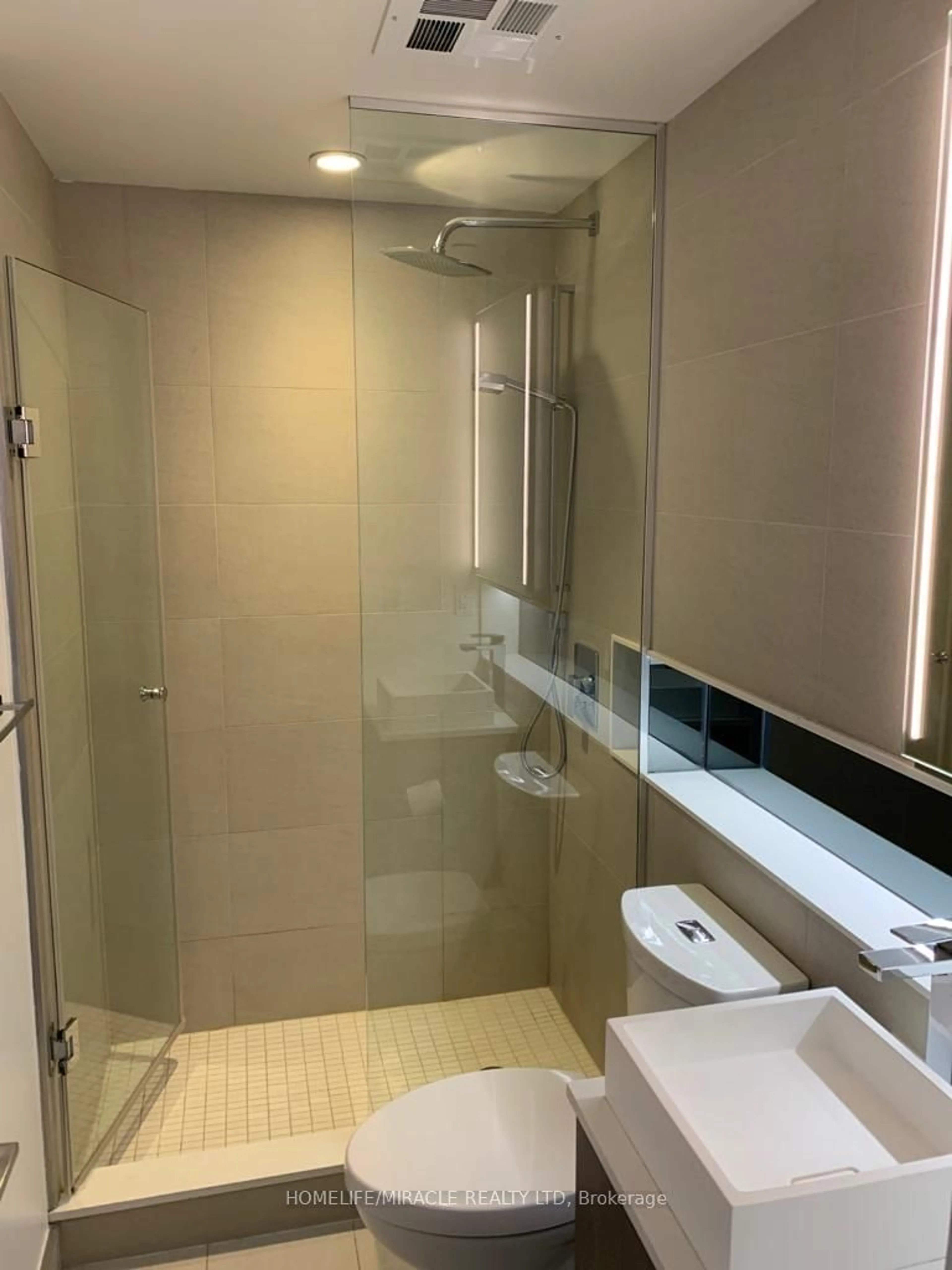 Bathroom for 215 Queen St #1405, Toronto Ontario M5V 0P5