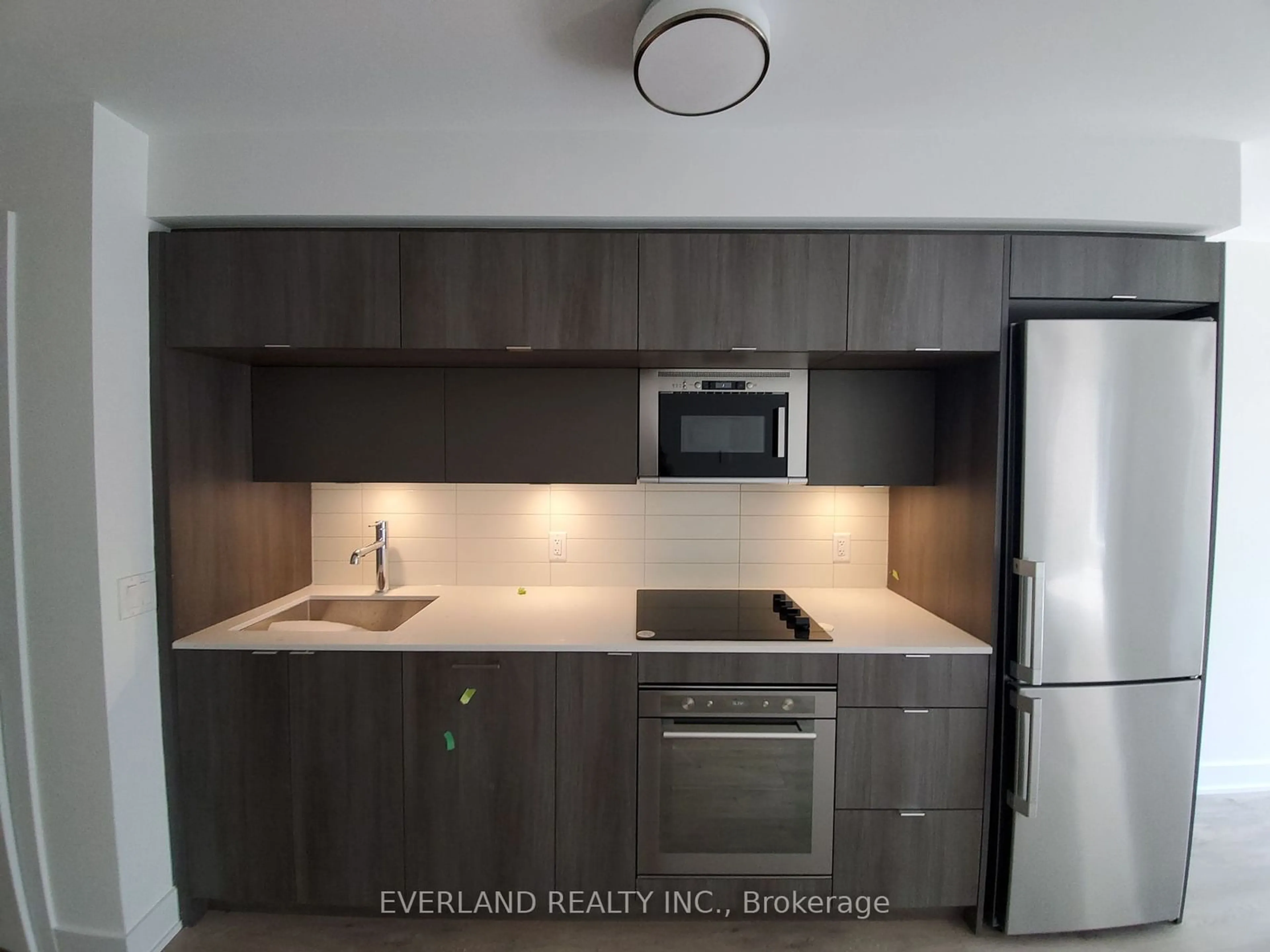 Standard kitchen for 585 Bloor St #521, Toronto Ontario M4W 0B3