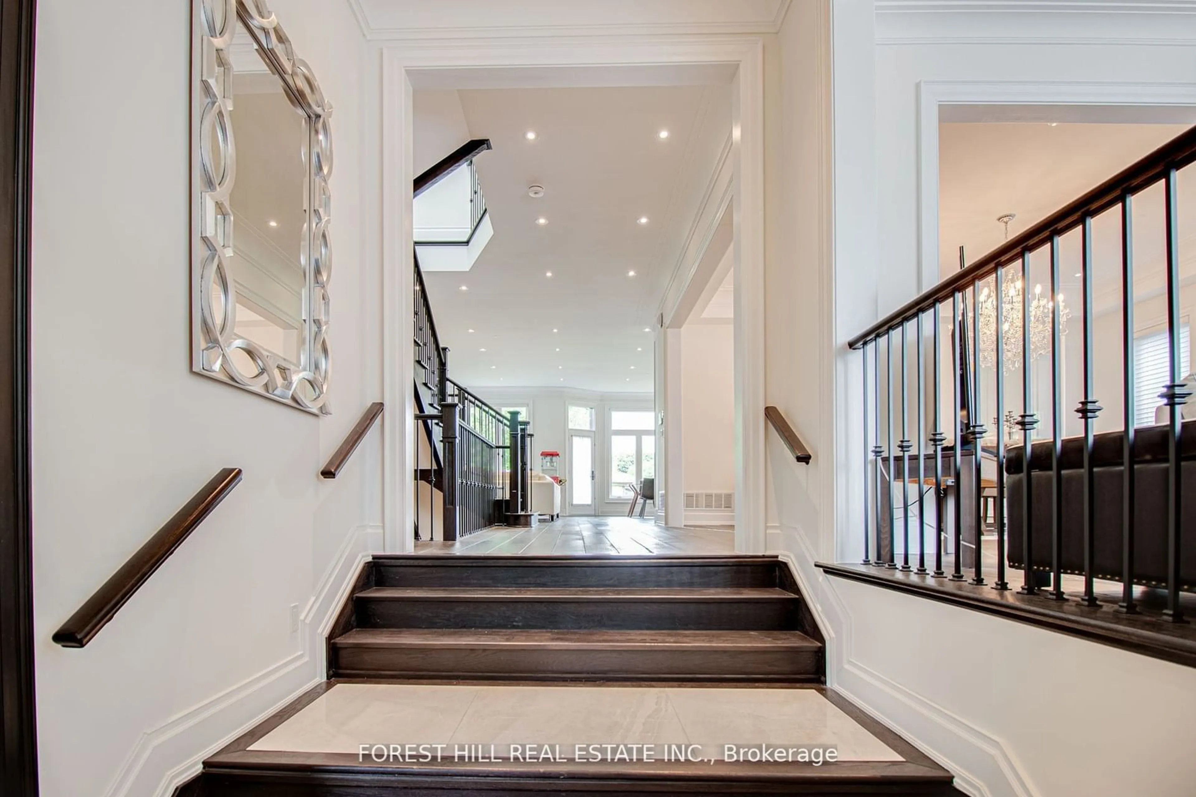 Indoor foyer for 84 Laurelcrest Ave, Toronto Ontario M3H 2A9