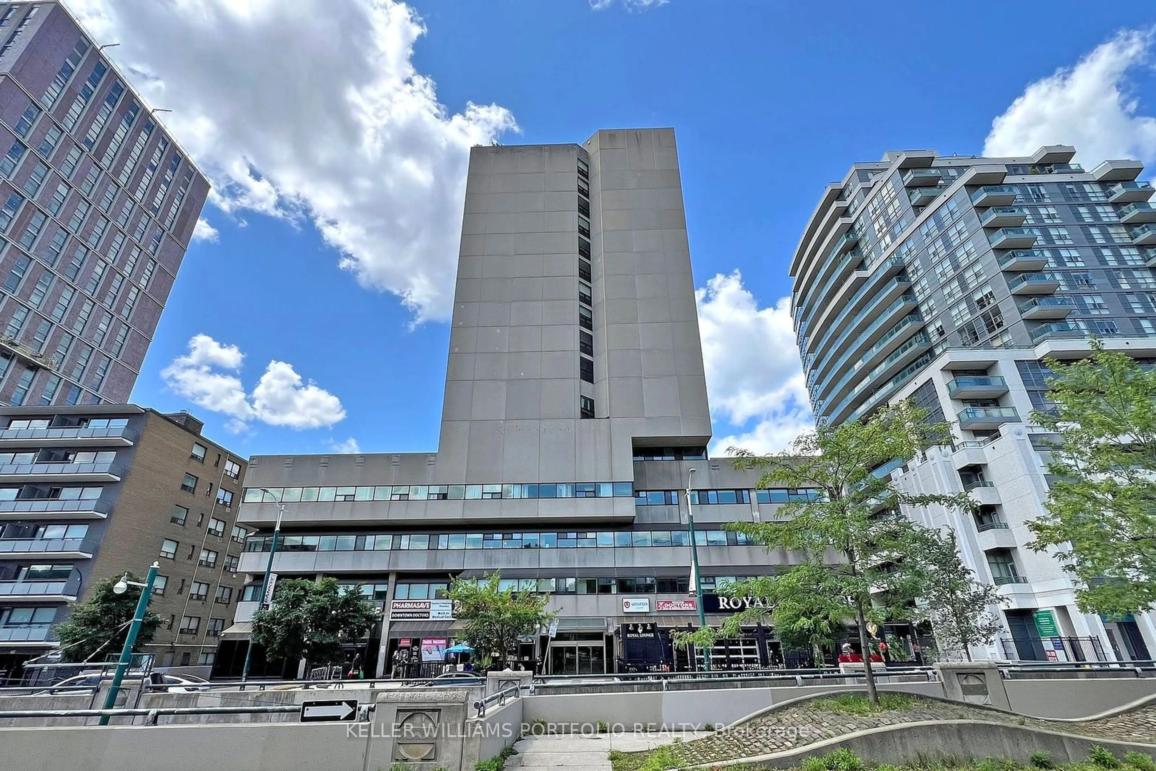 Outside view for 720 Spadina Ave #1510, Toronto Ontario M5S 2T9