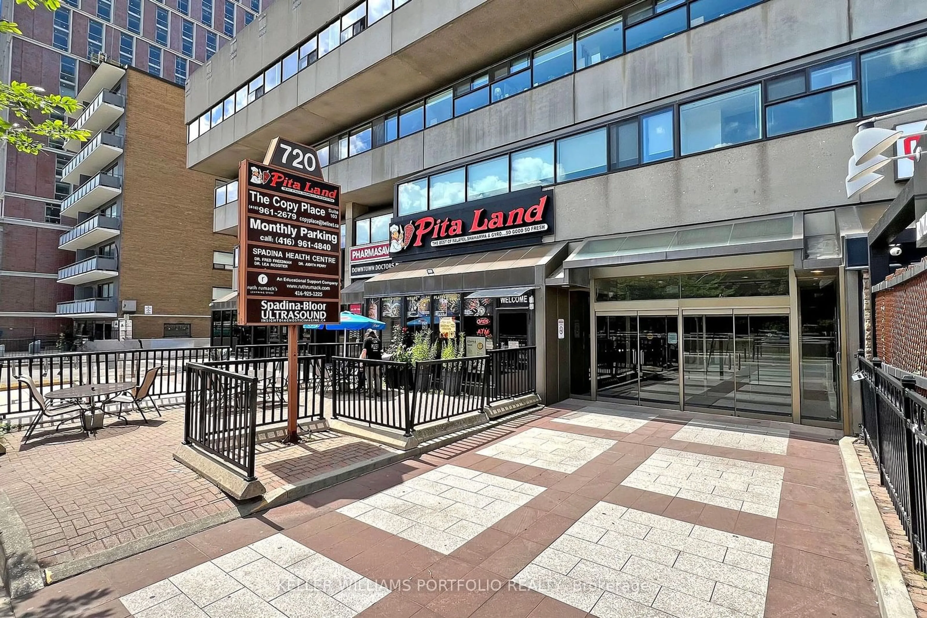 Patio for 720 Spadina Ave #1510, Toronto Ontario M5S 2T9