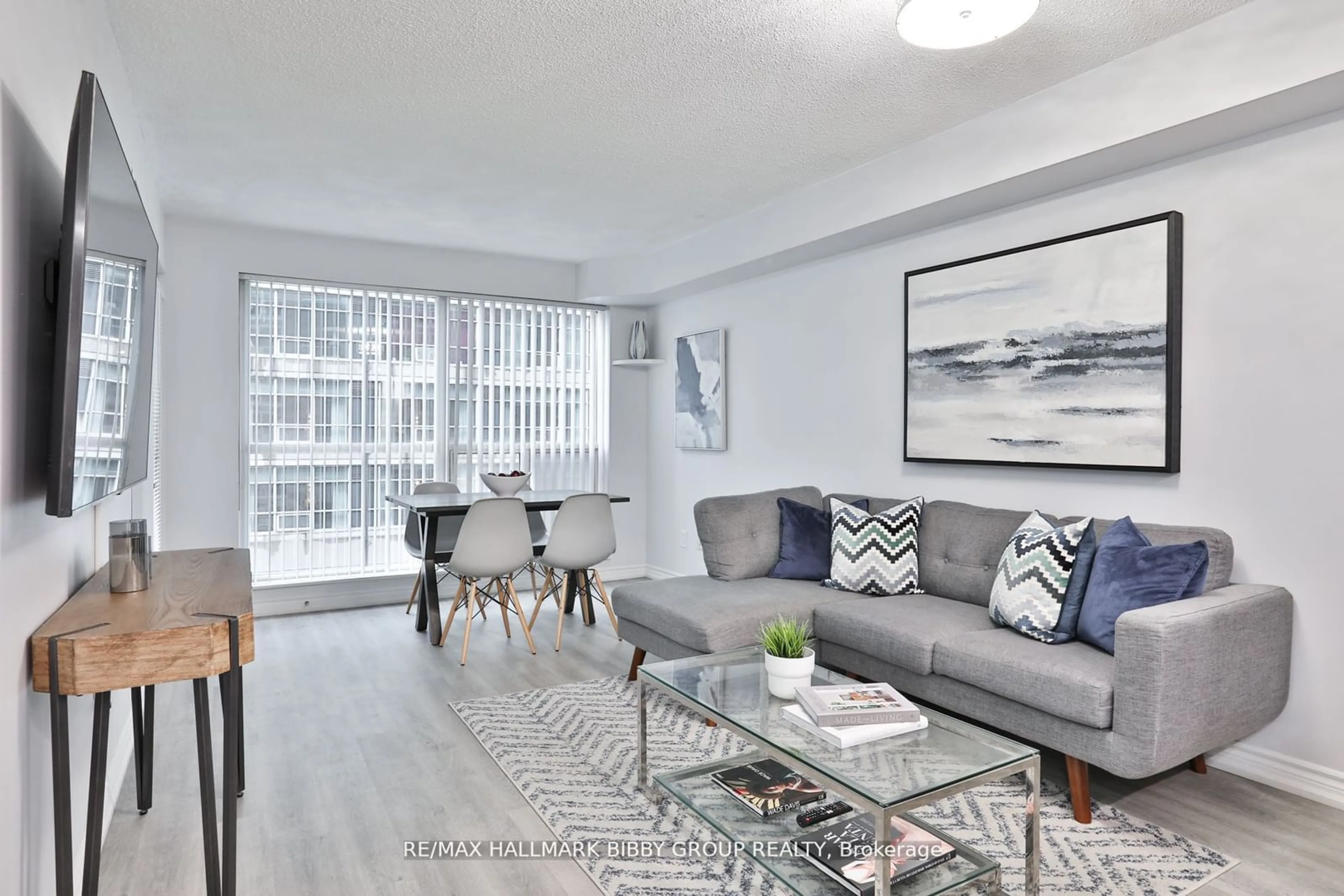 Living room for 270 Wellington St #518, Toronto Ontario M5V 3P5