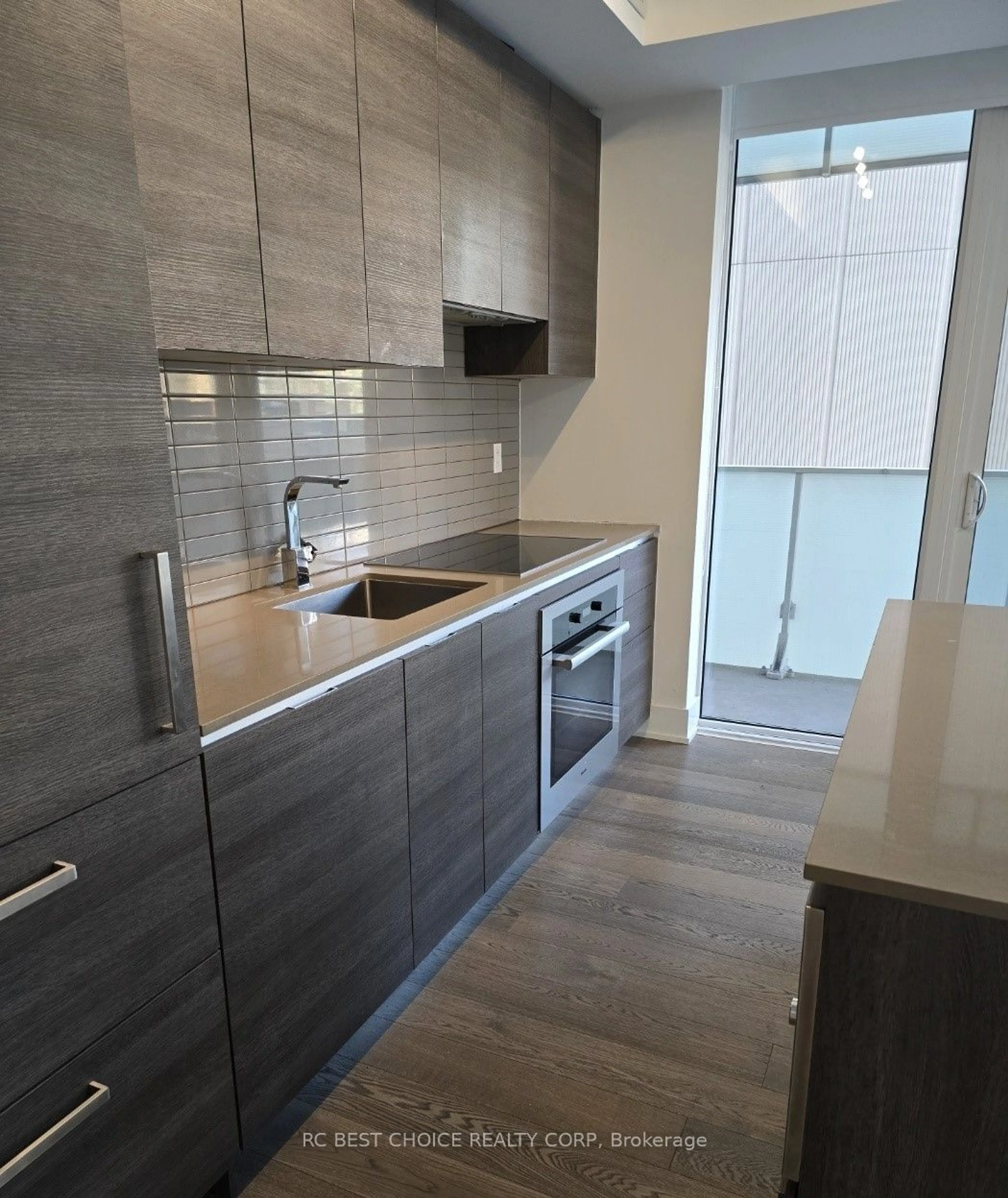 Standard kitchen for 200 Bloor St #605, Toronto Ontario M5S 0B1