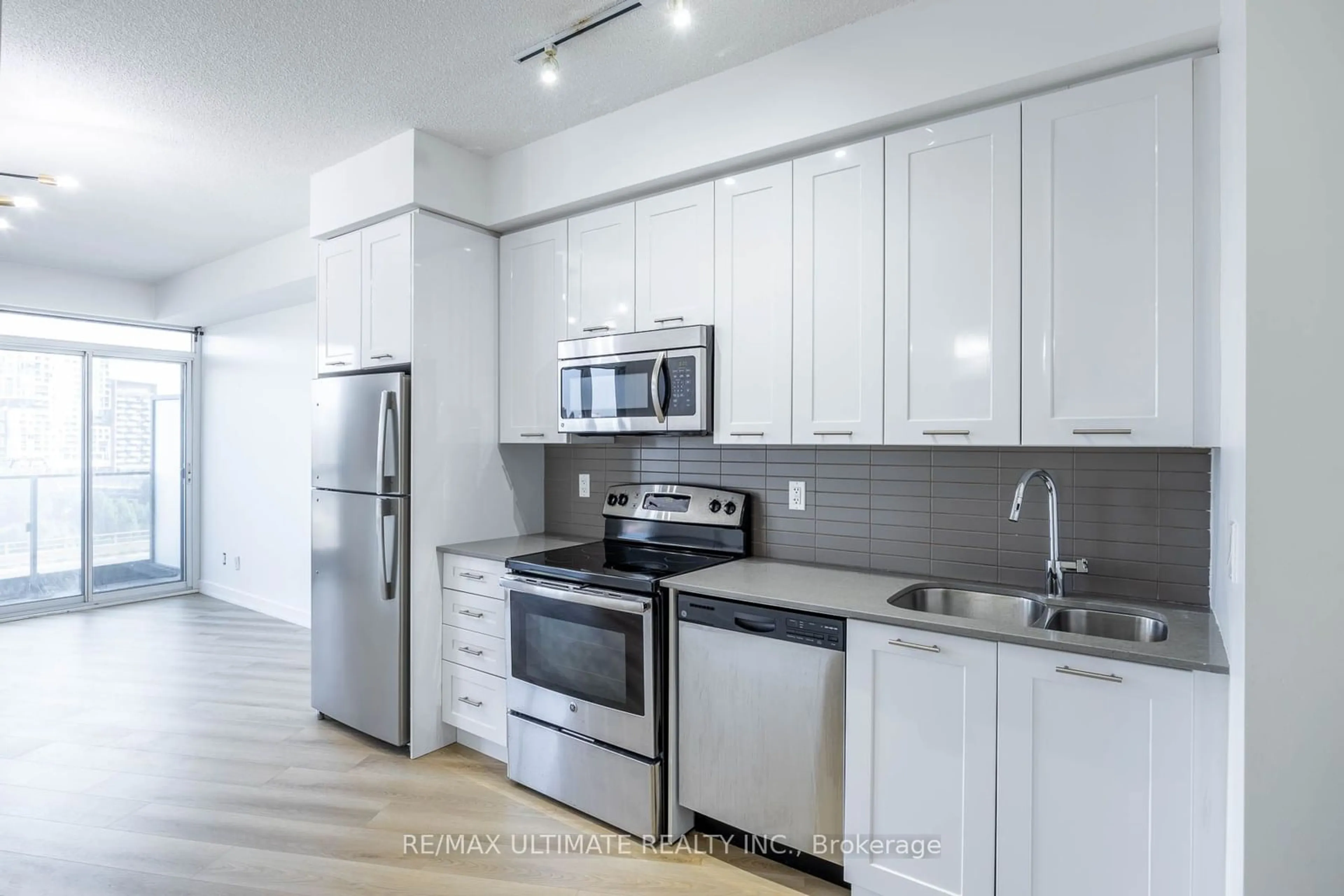 Standard kitchen for 50 Bruyeres Mews #902, Toronto Ontario M5V 0H8