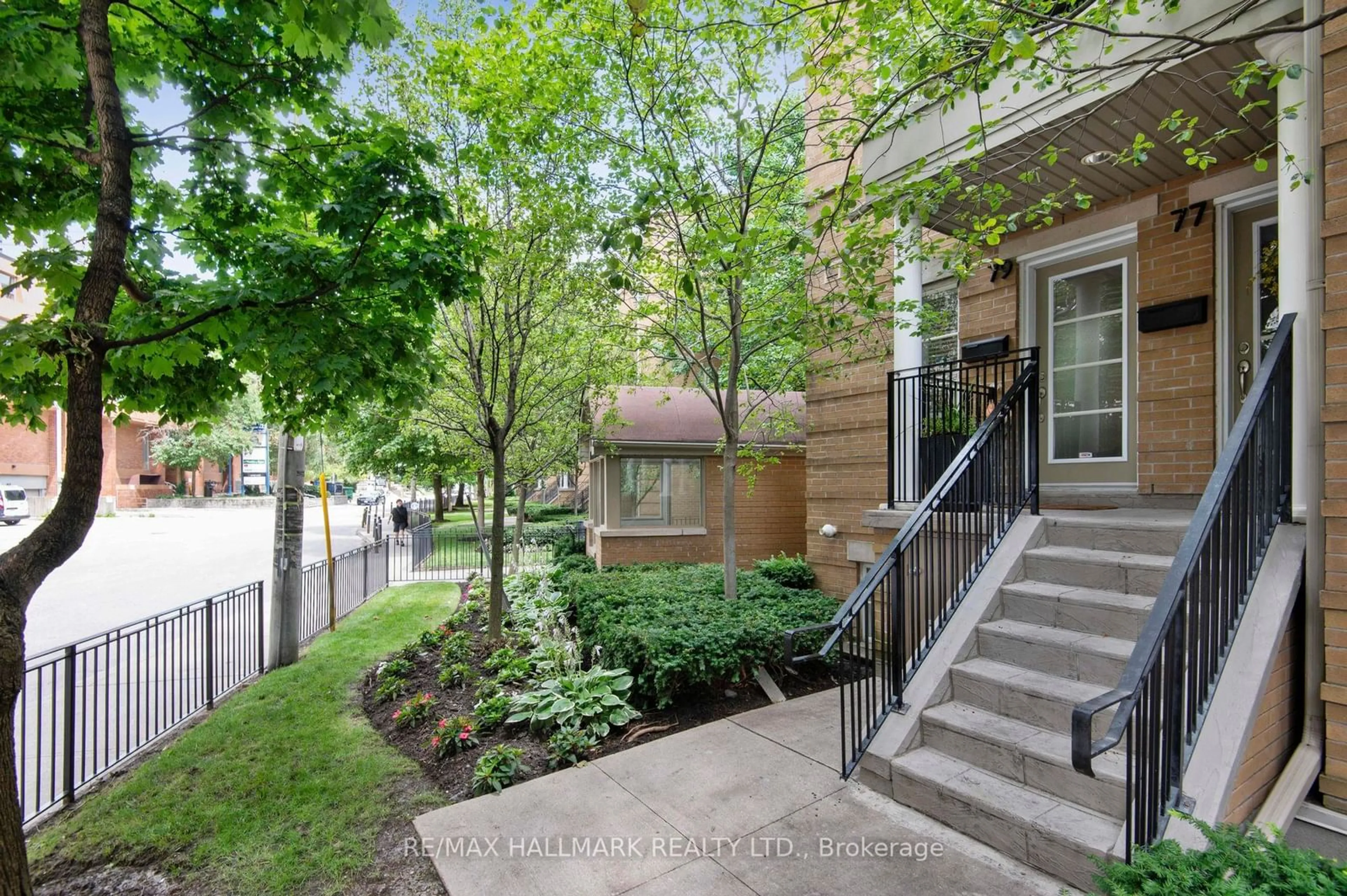 A pic from exterior of the house or condo for 79 Pleasant Blvd #21, Toronto Ontario M4T 1K2