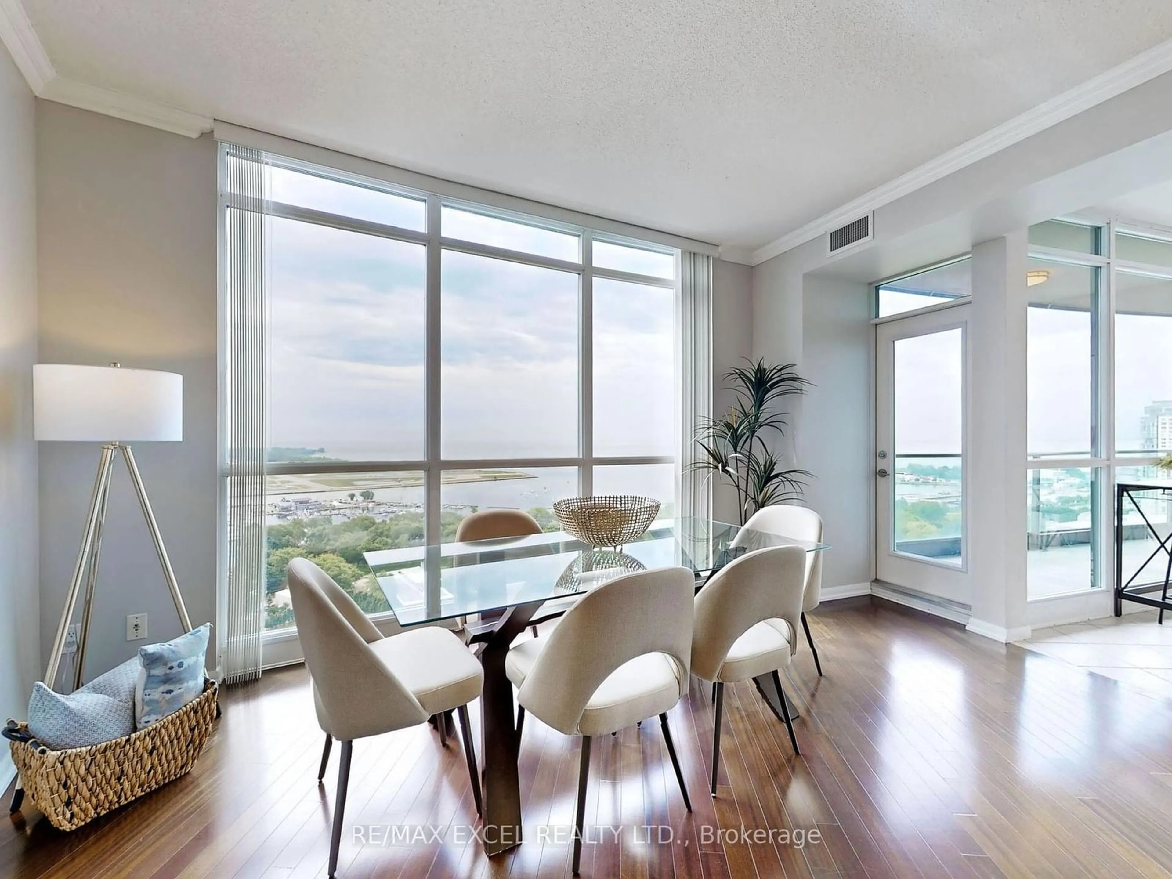 Dining room for 219 Fort York Blvd #2609, Toronto Ontario M5V 1B1