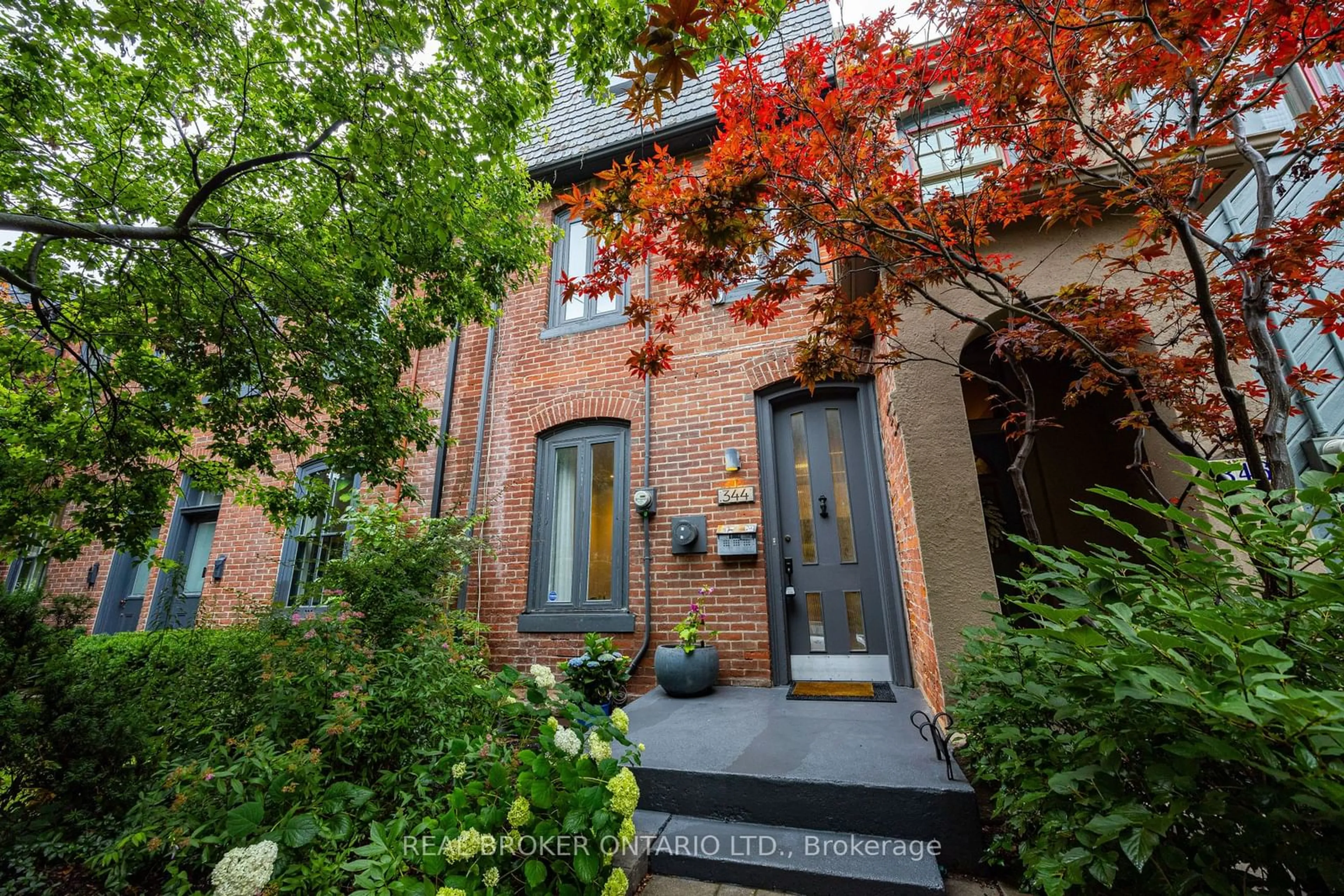 Home with brick exterior material for 344 Wellesley St, Toronto Ontario M4X 1H3