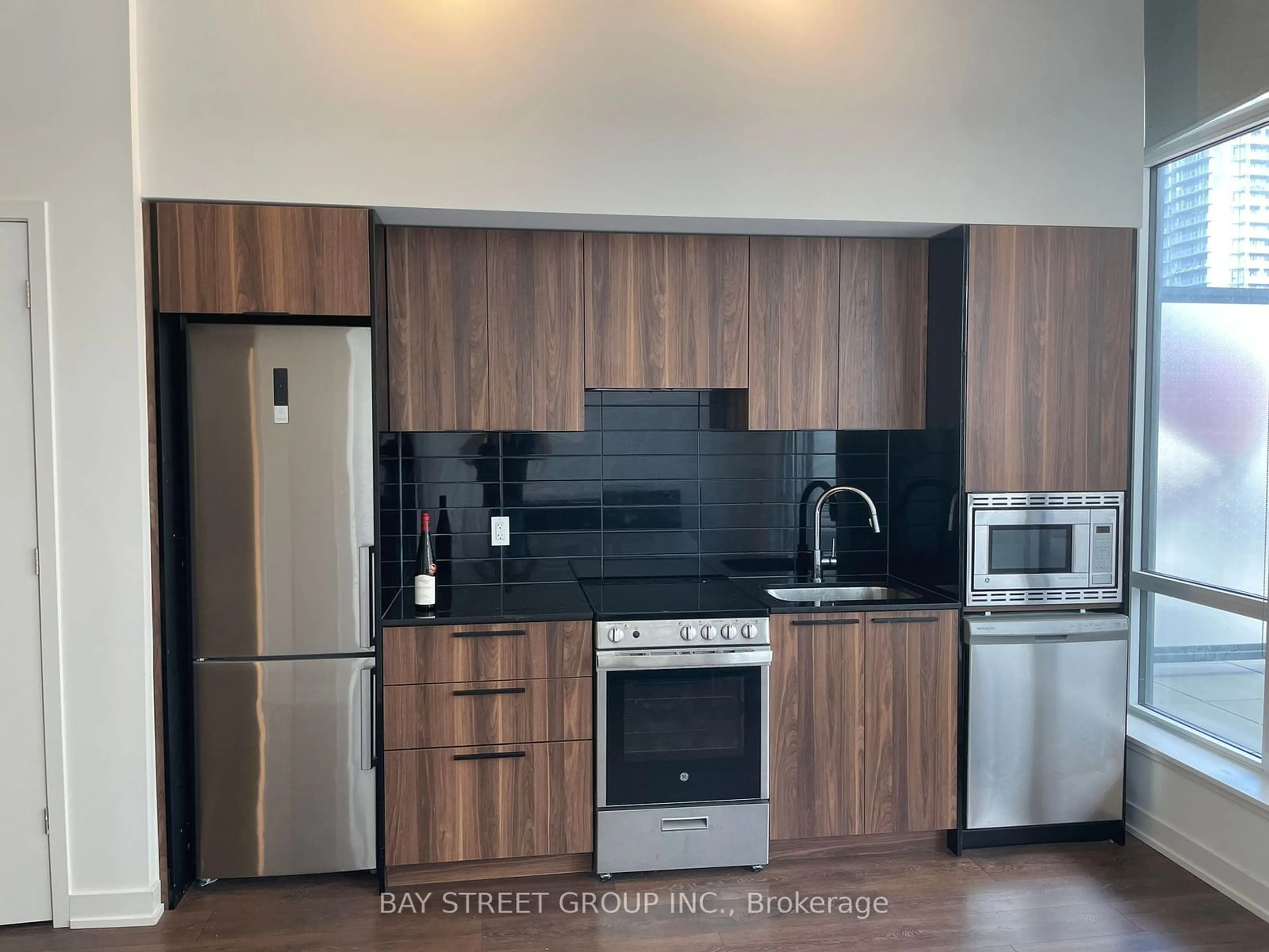 Standard kitchen for 18 Maitland Terr #611, Toronto Ontario M4Y 0H2