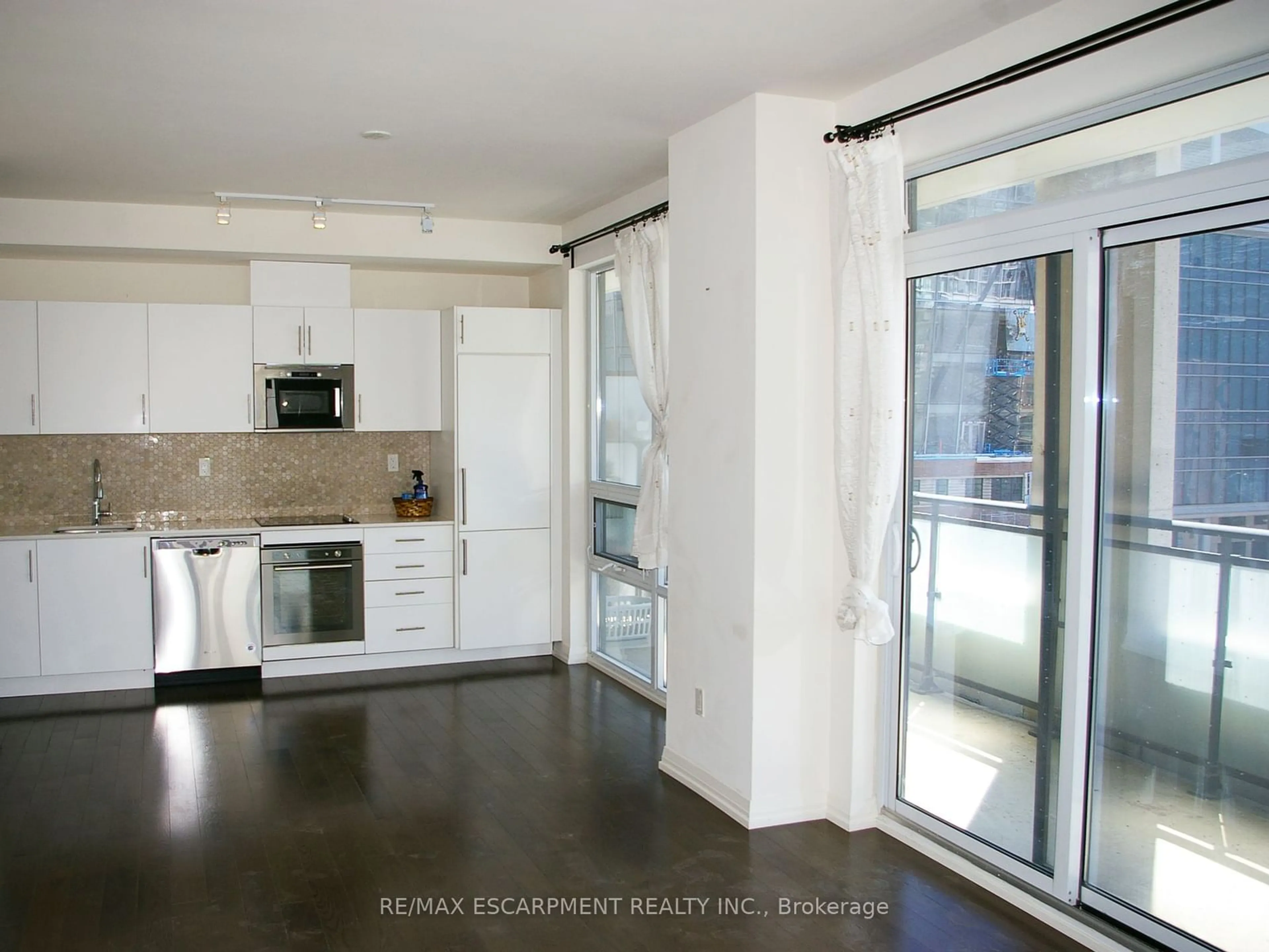 Standard kitchen for 460 Adelaide St #622, Toronto Ontario M5A 1N4