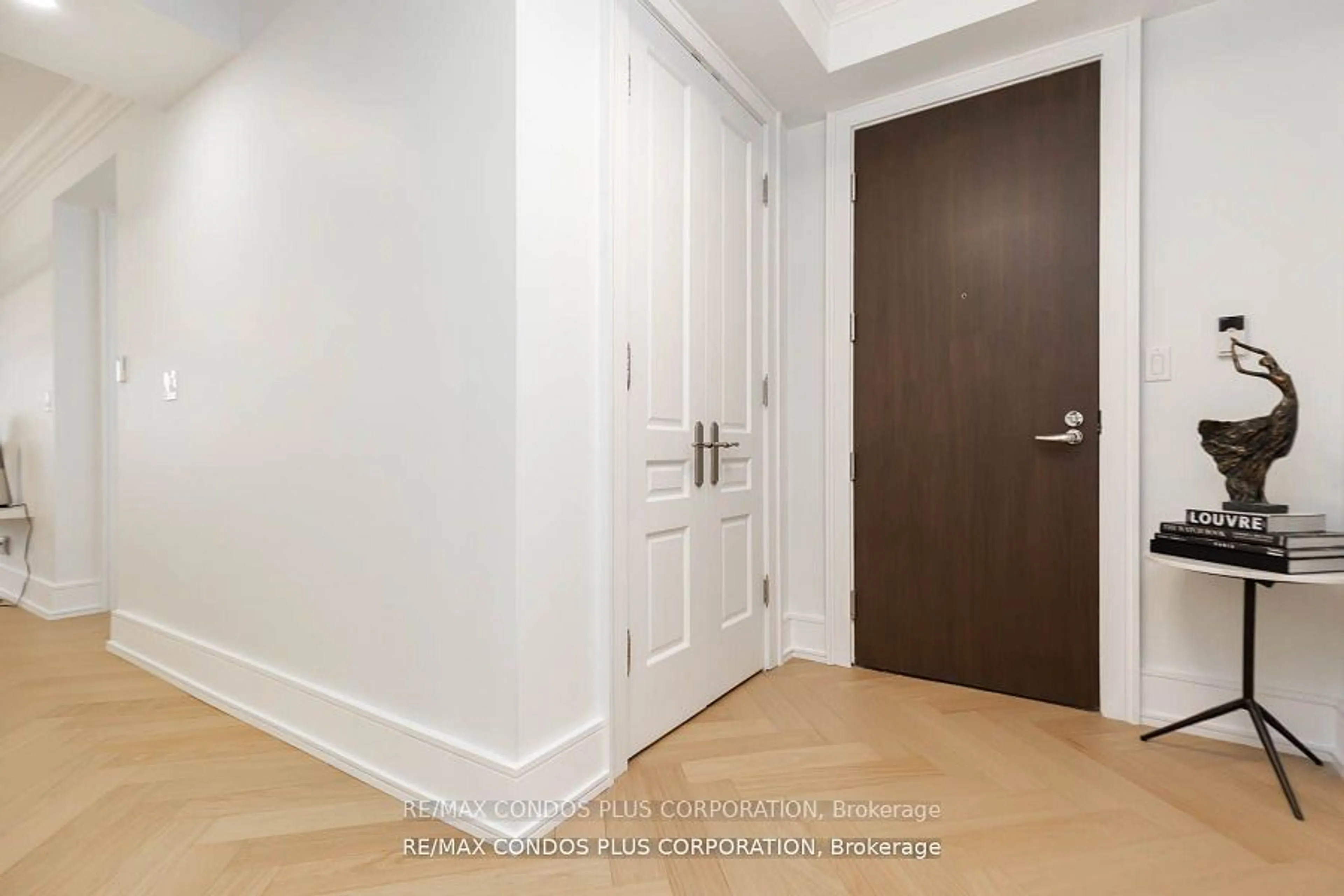 Indoor entryway for 10 Bellair St #801, Toronto Ontario M5R 3T8