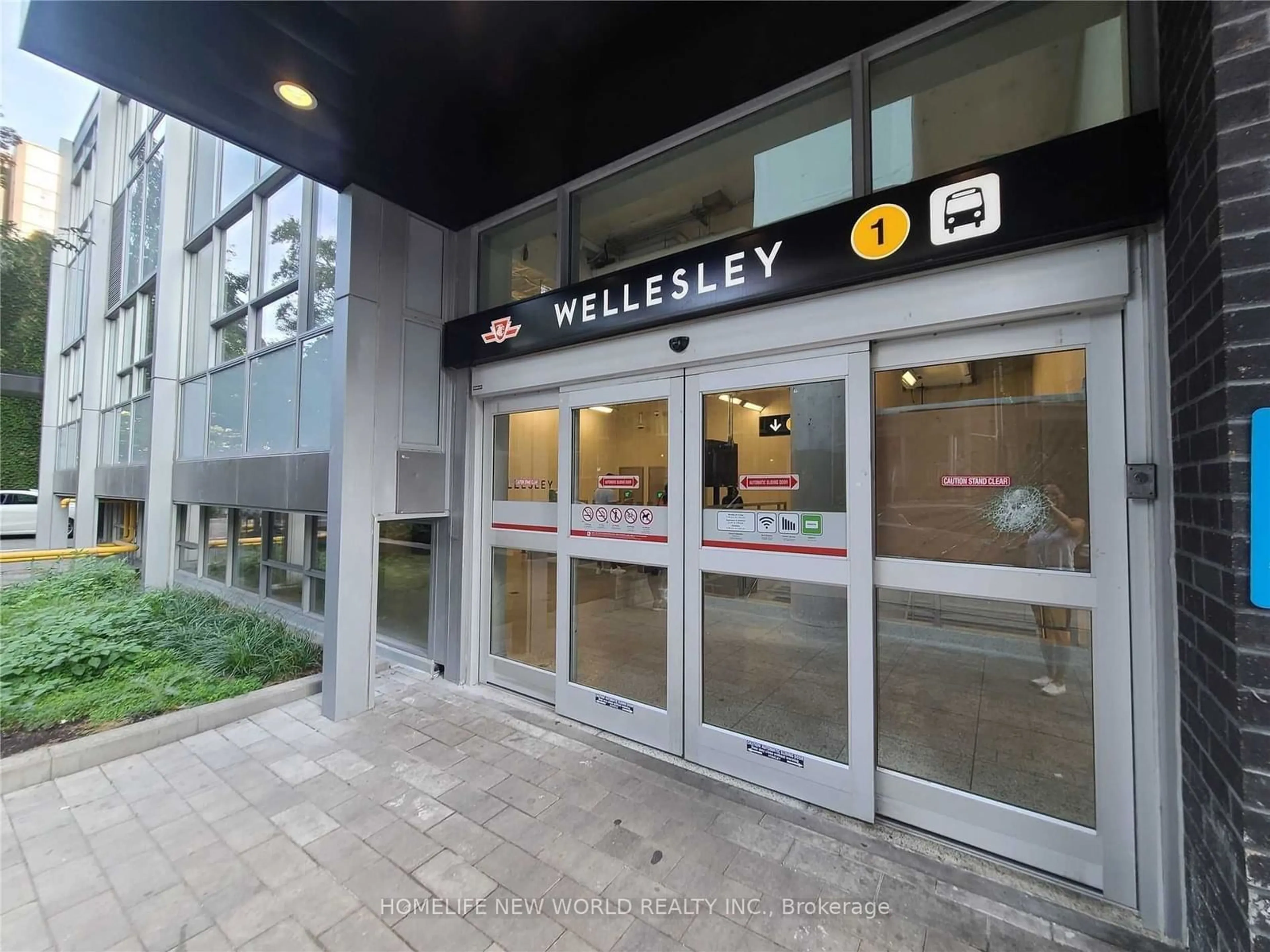 Indoor entryway for 17 Dundonald St #1403, Toronto Ontario M4Y 1K3