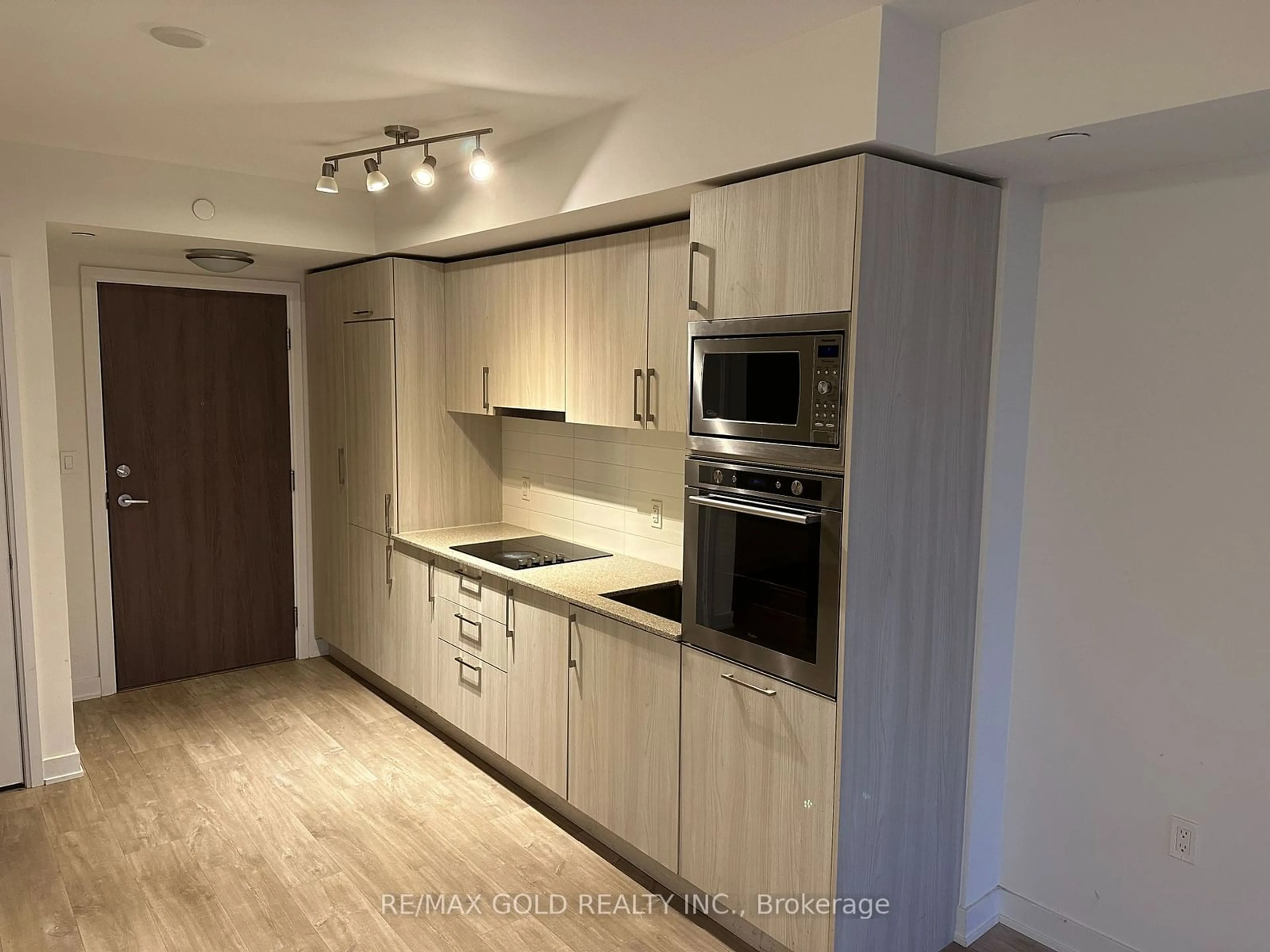 Standard kitchen for 576 Front St #306E, Toronto Ontario M5V 1C1