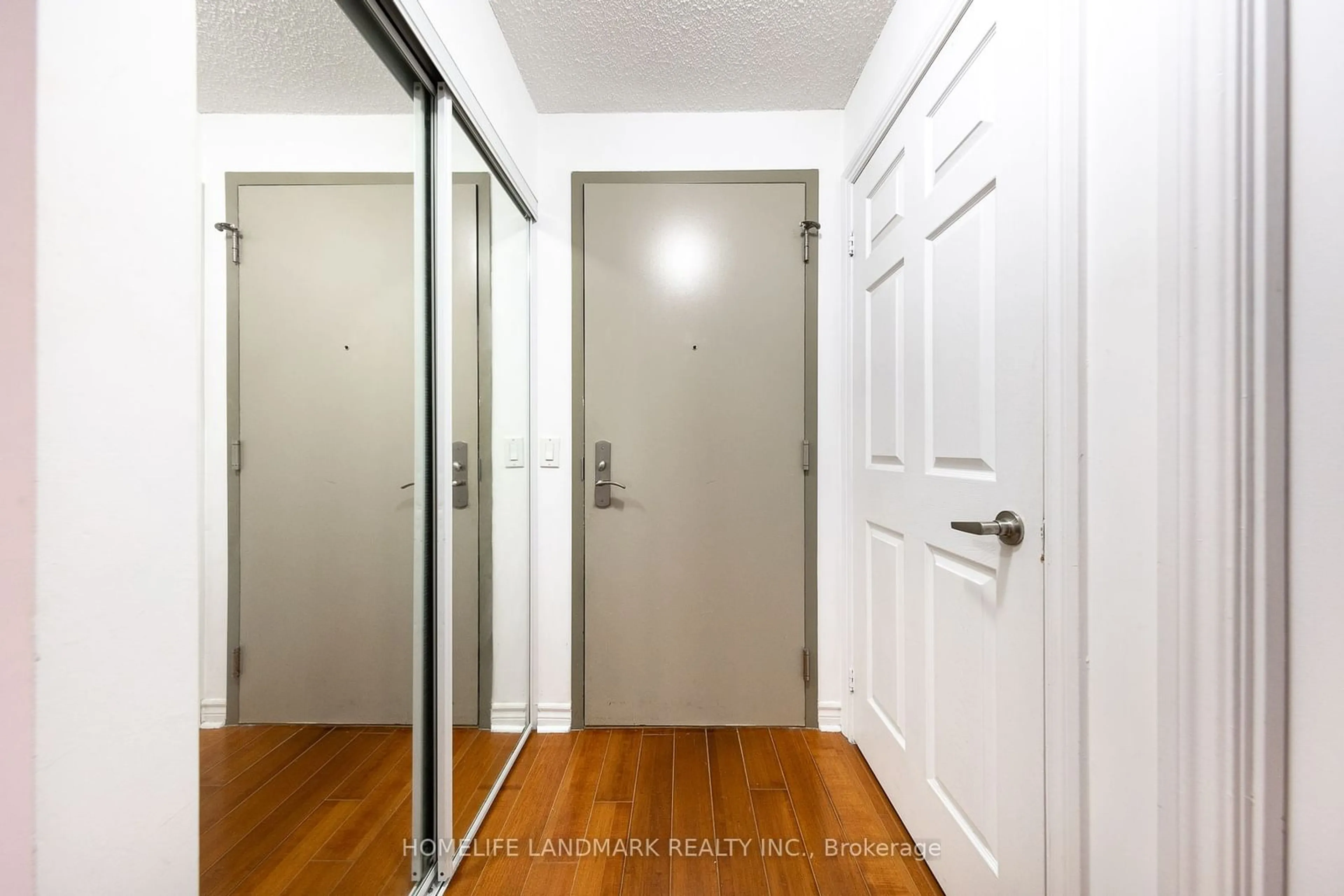 Indoor entryway for 763 Bay St #303, Toronto Ontario M5G 2R3