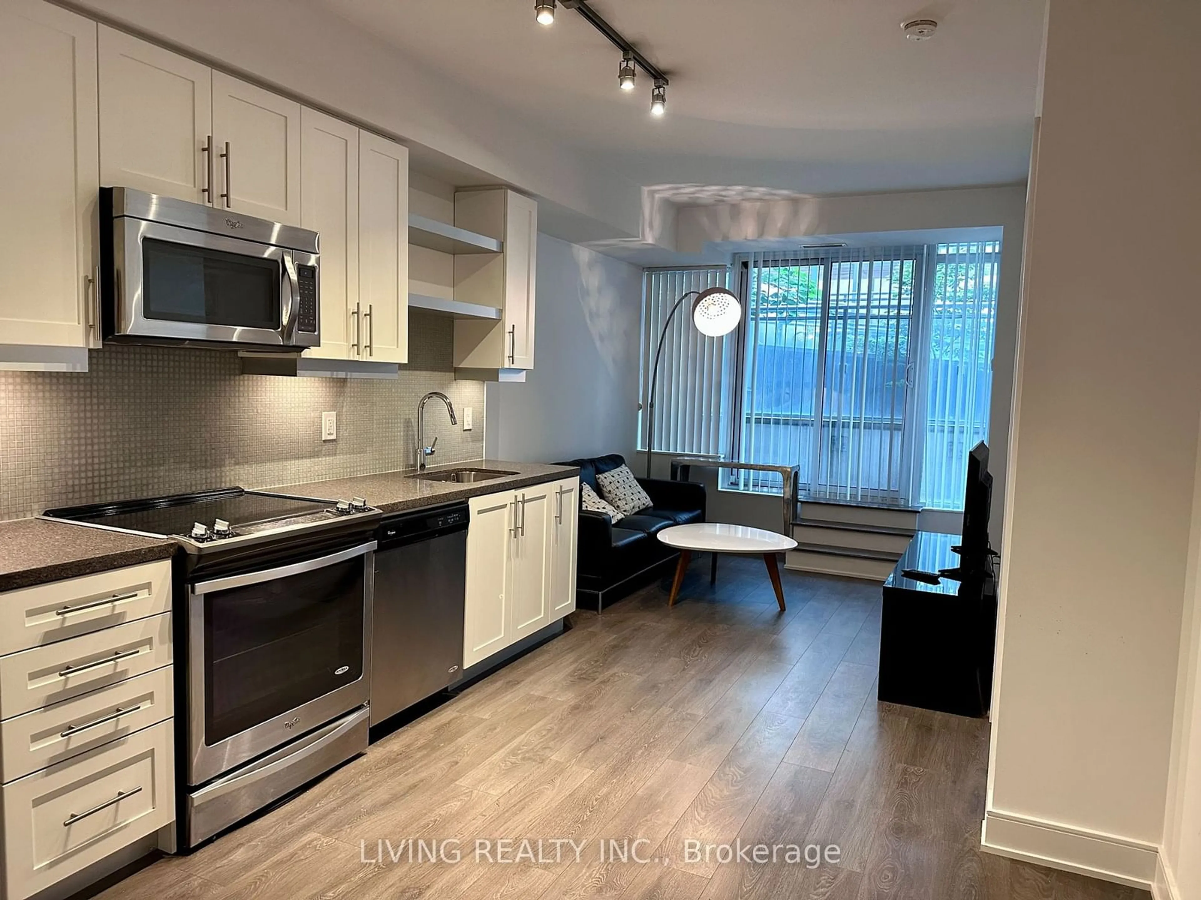 Standard kitchen for 525 Adelaide St #232, Toronto Ontario M5V 0N7