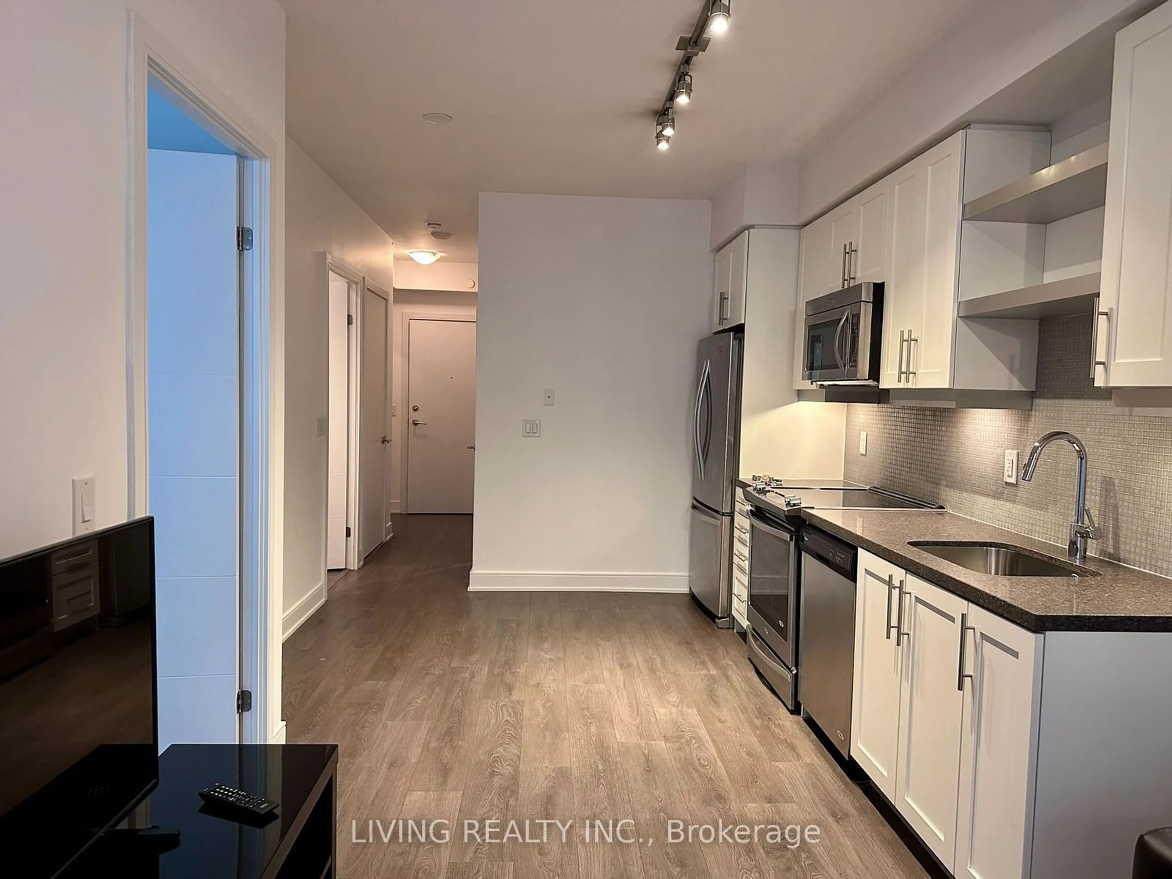 Standard kitchen for 525 Adelaide St #232, Toronto Ontario M5V 0N7