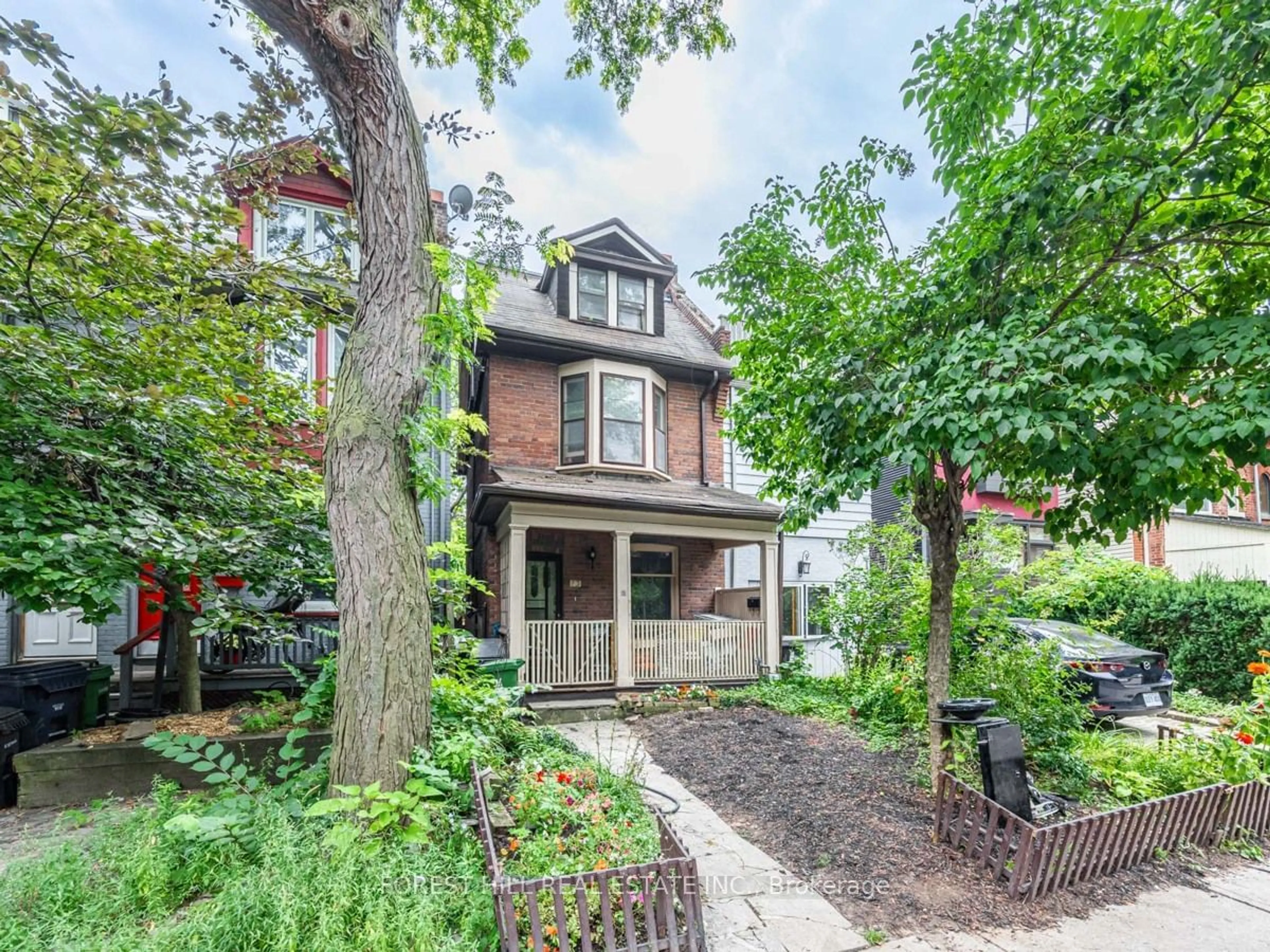 Frontside or backside of a home for 13 Olive Ave, Toronto Ontario M6G 1T7