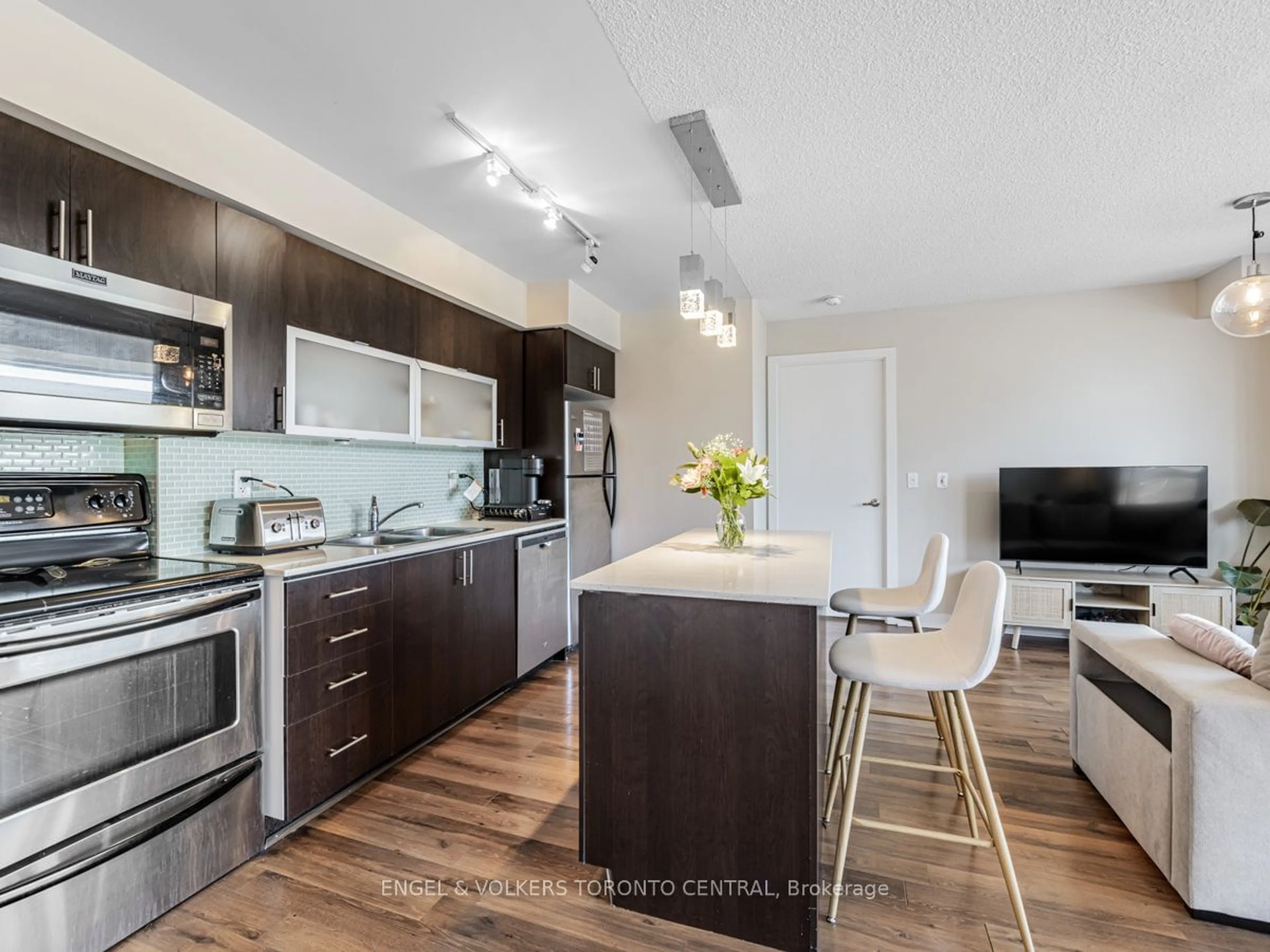 Contemporary kitchen for 80 Western Battery Rd #1507, Toronto Ontario M6K 3S1