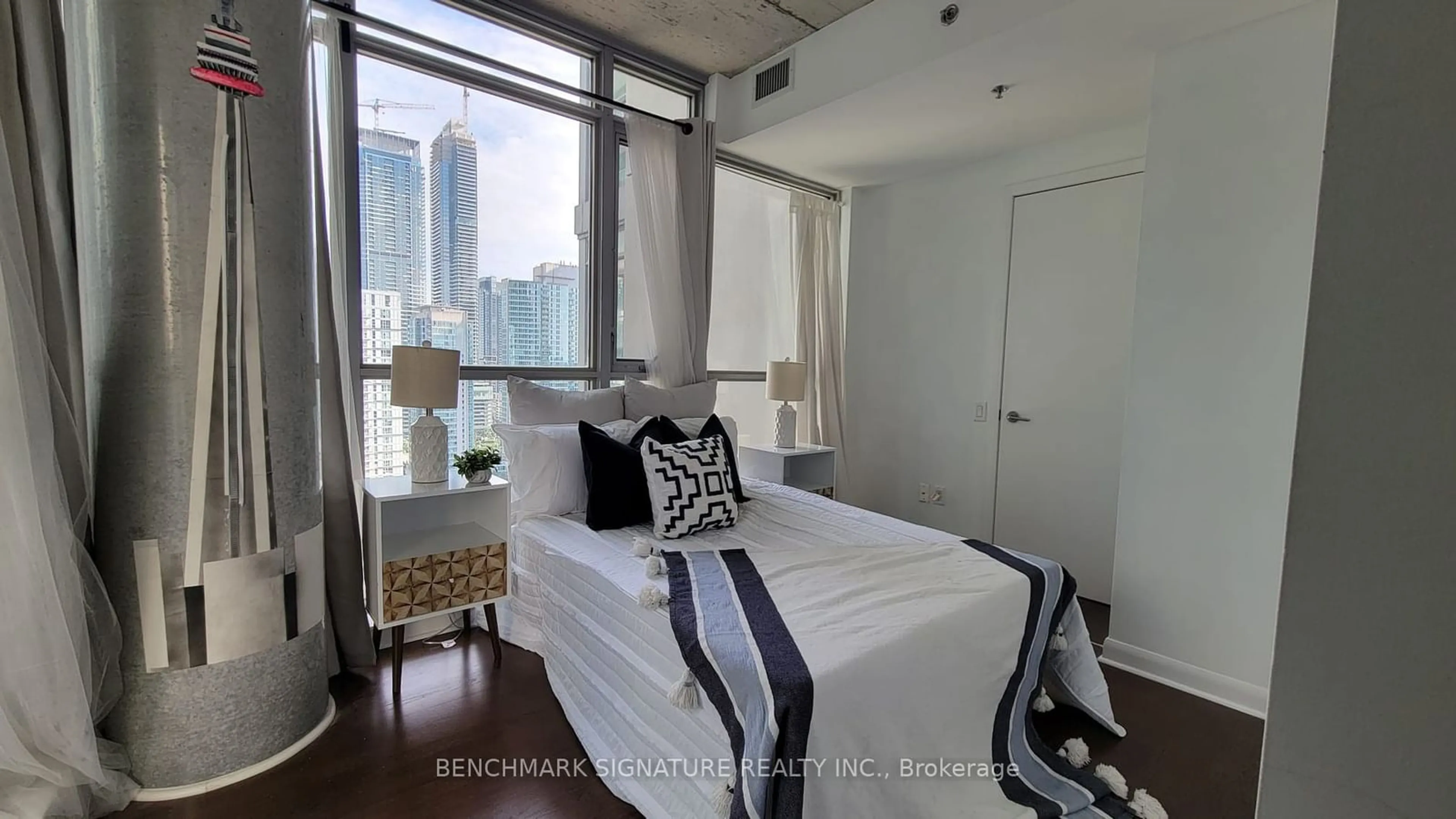 Bedroom for 375 King St #1904, Toronto Ontario M5V 1K1