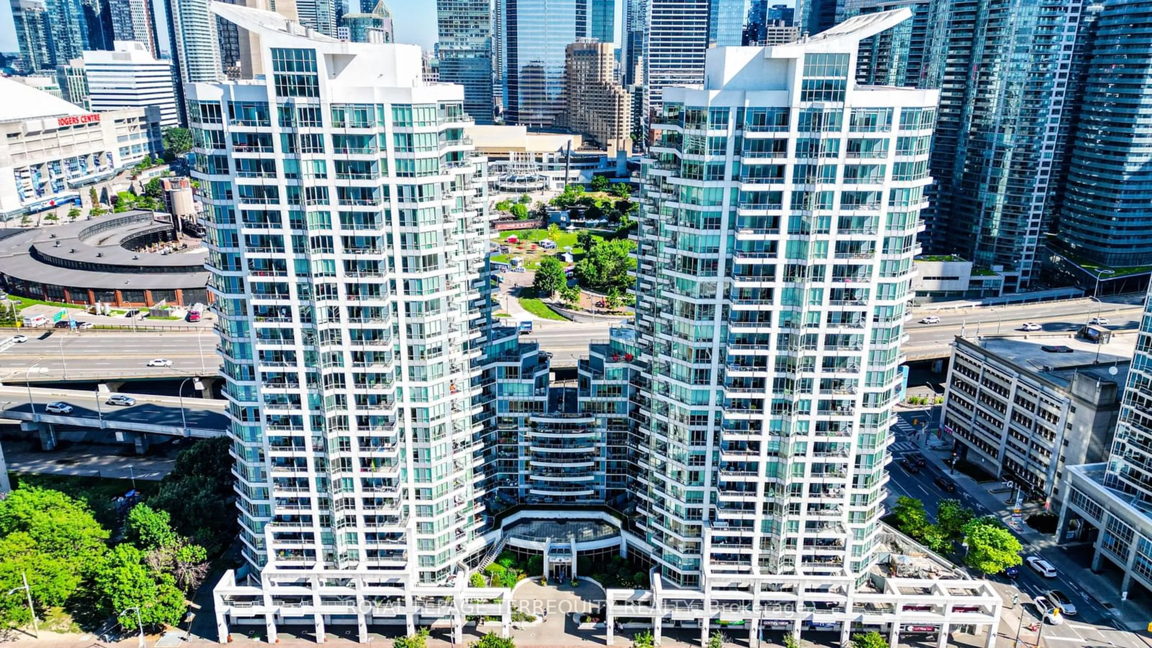 A pic from exterior of the house or condo for 230 Queens Quay #221, Toronto Ontario M5J 2Y7