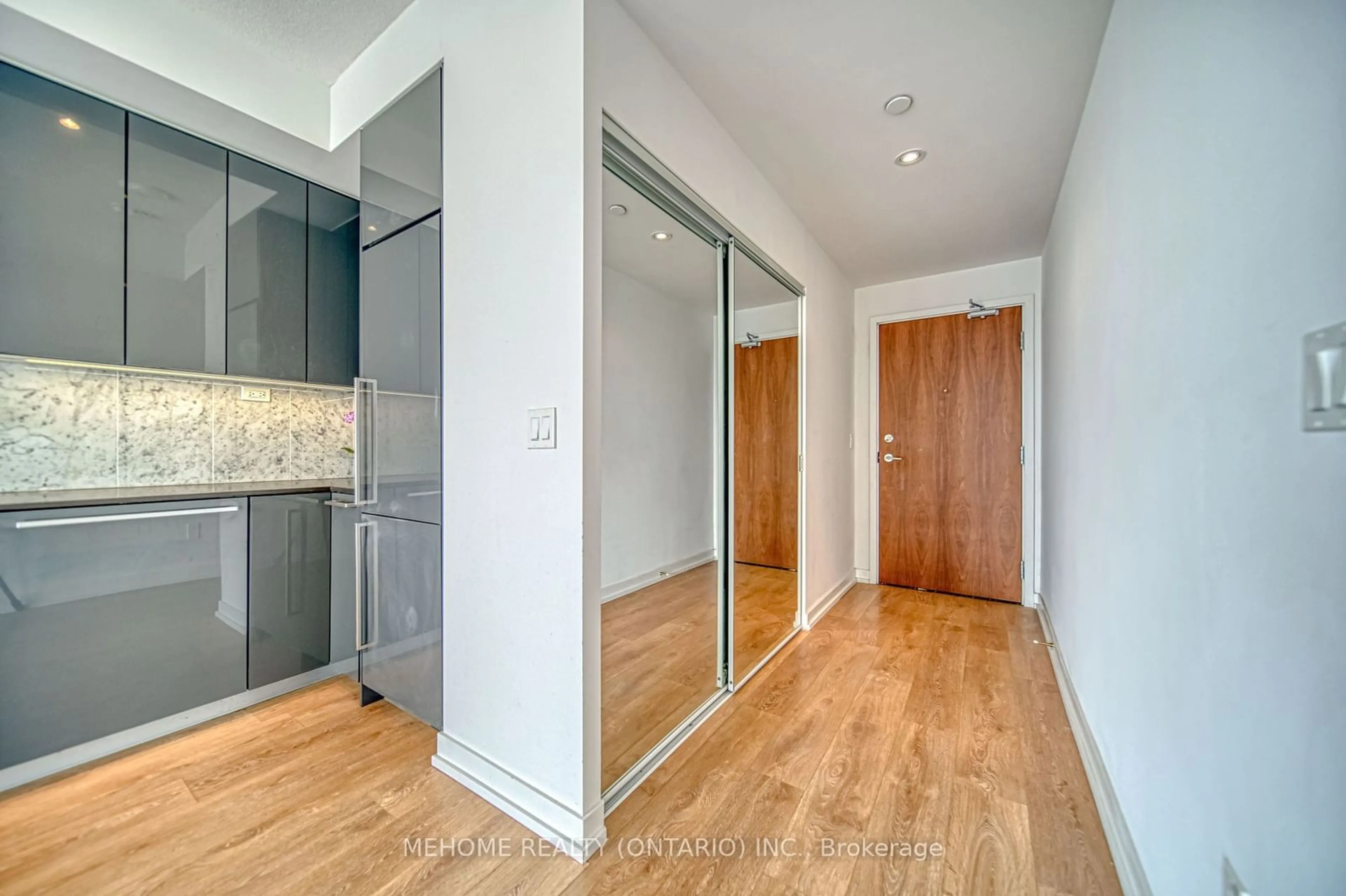 Indoor entryway for 115 Mcmahon Dr #3502, Toronto Ontario M2K 0E3