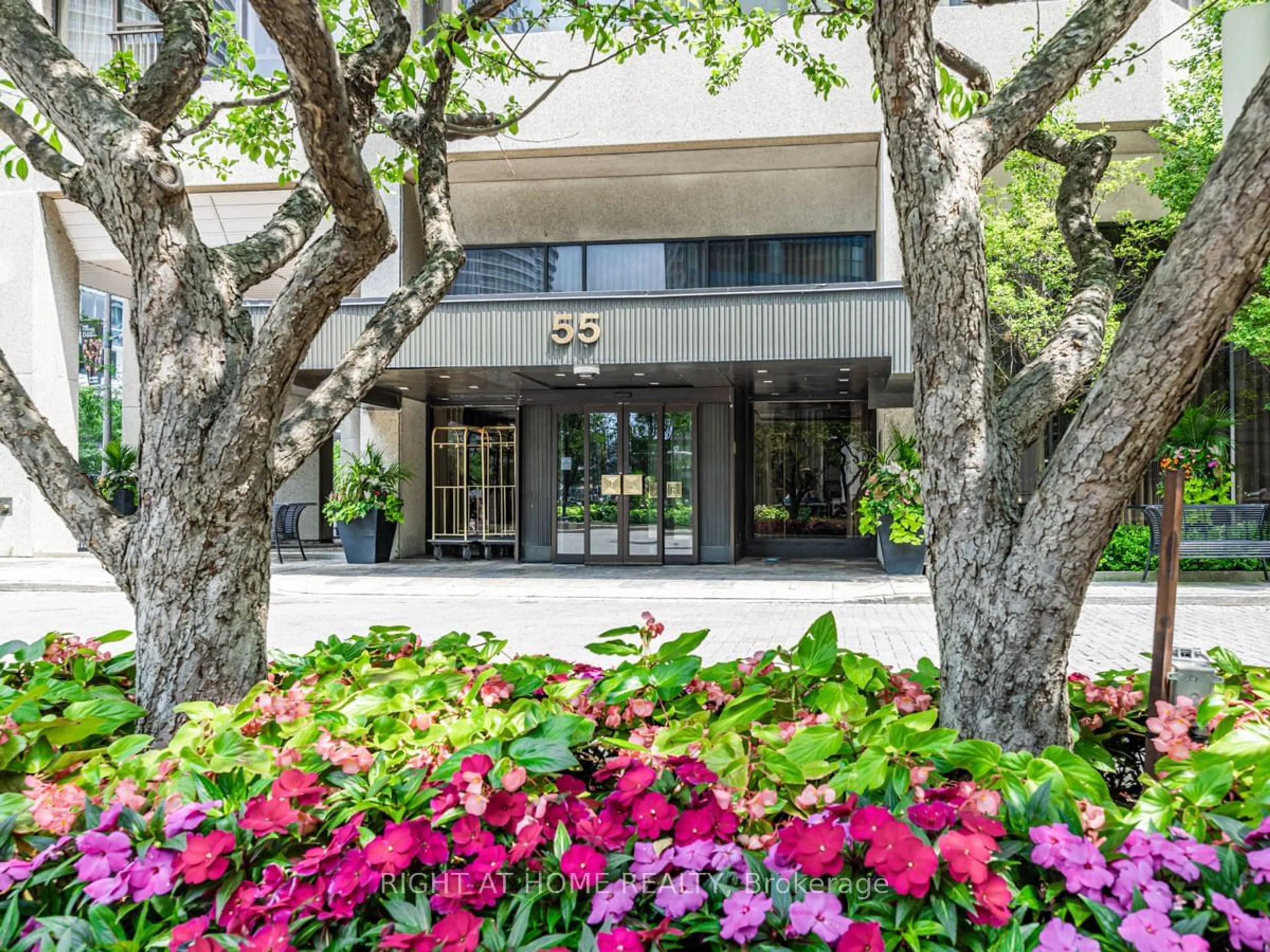 Indoor lobby for 55 Harbour Sq #2113, Toronto Ontario M5J 2L1