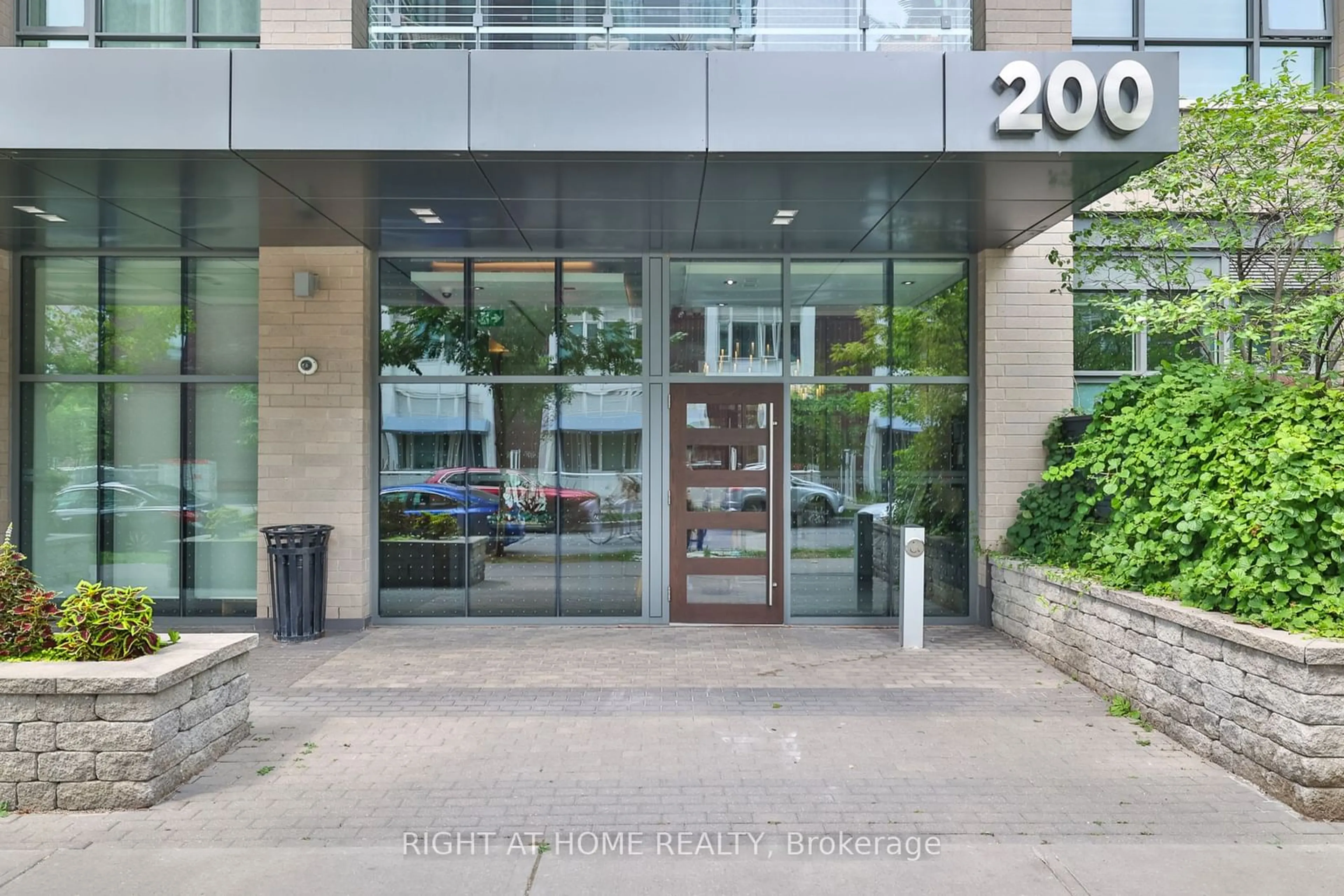 Indoor foyer for 200 Sackville St #308, Toronto Ontario M5A 0B9