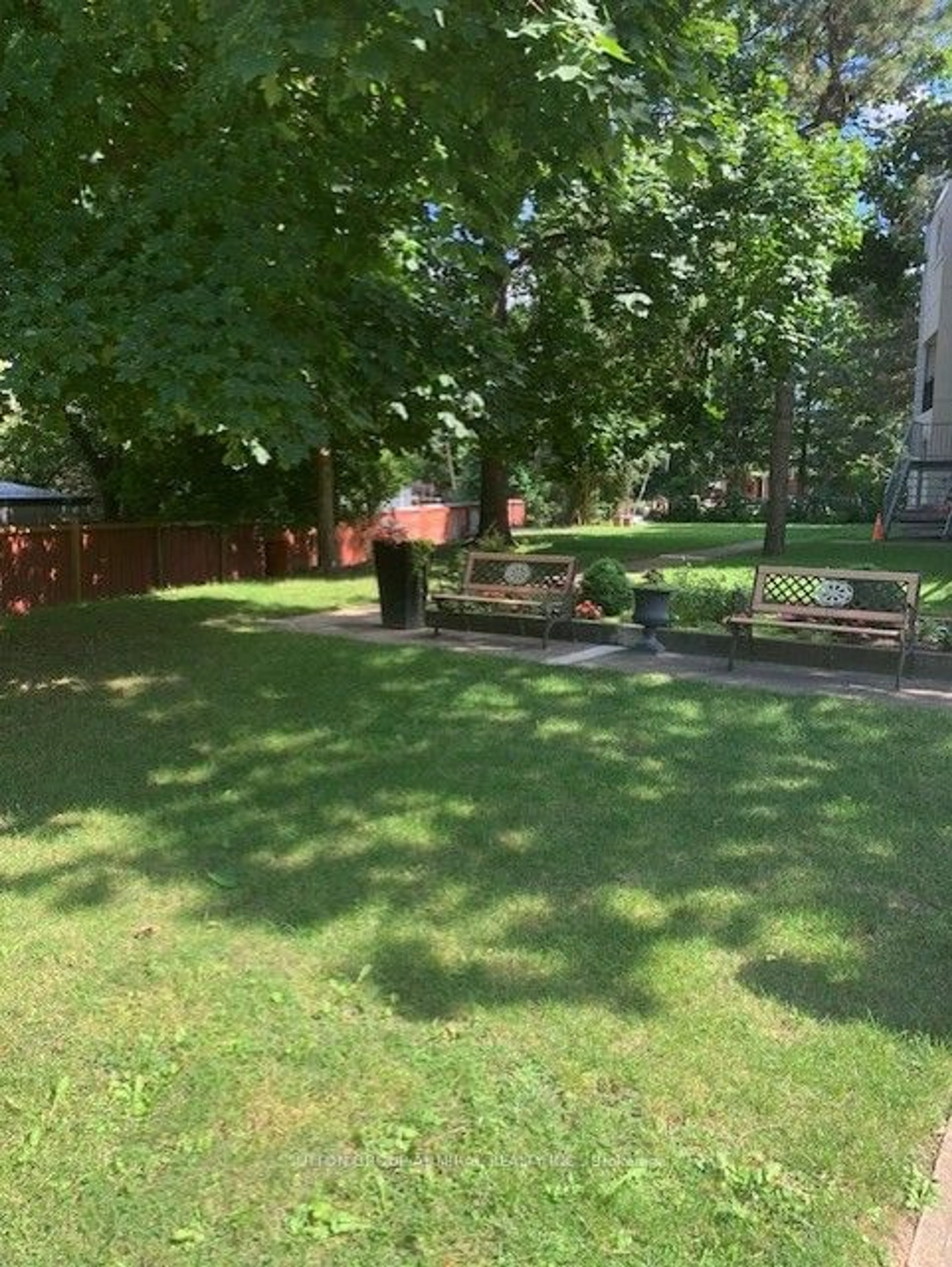 Fenced yard for 5879 Bathurst St #212, Toronto Ontario M2R 1Y7