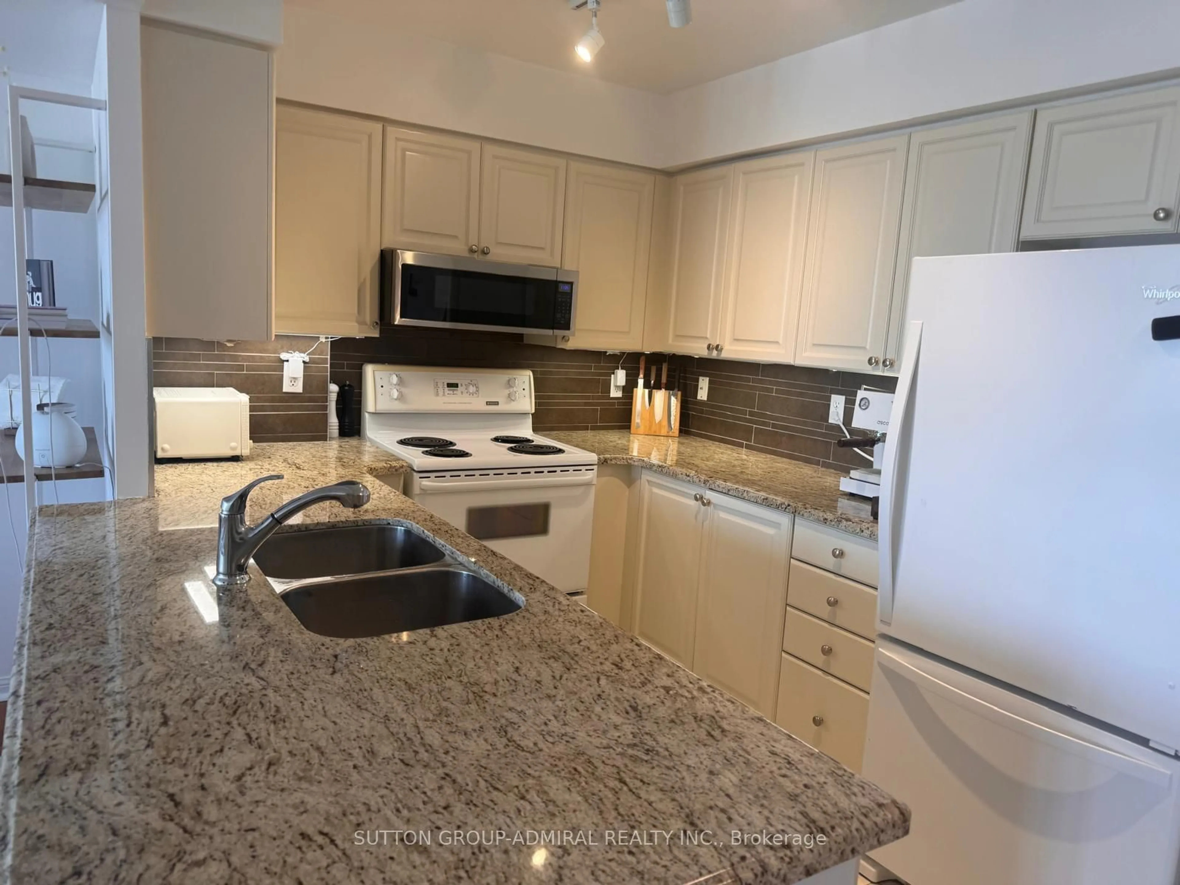 Standard kitchen for 260 Merton St #907, Toronto Ontario M4S 3G2