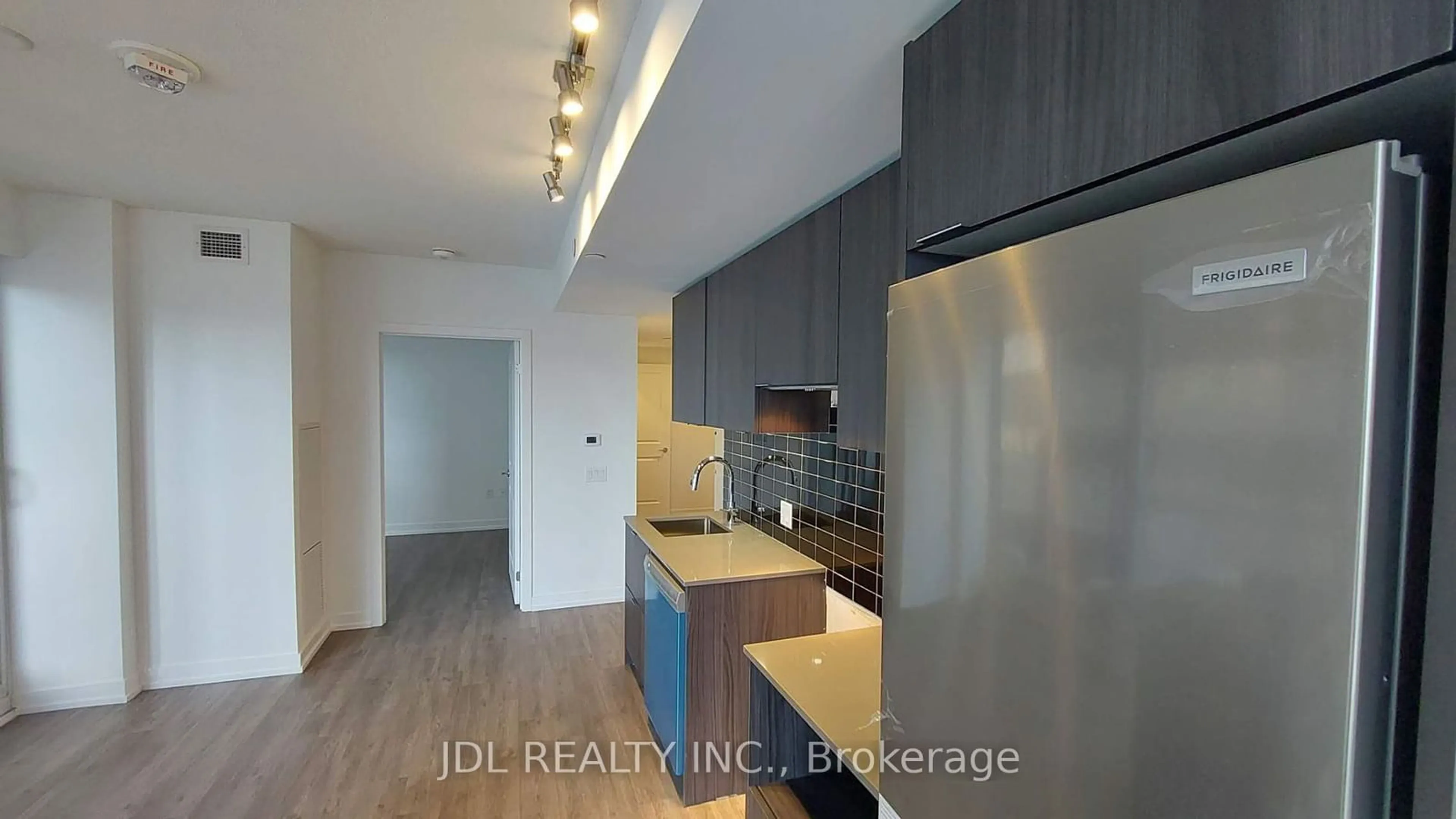 Standard kitchen for 395 Bloor St #1402, Toronto Ontario M4W 1H7