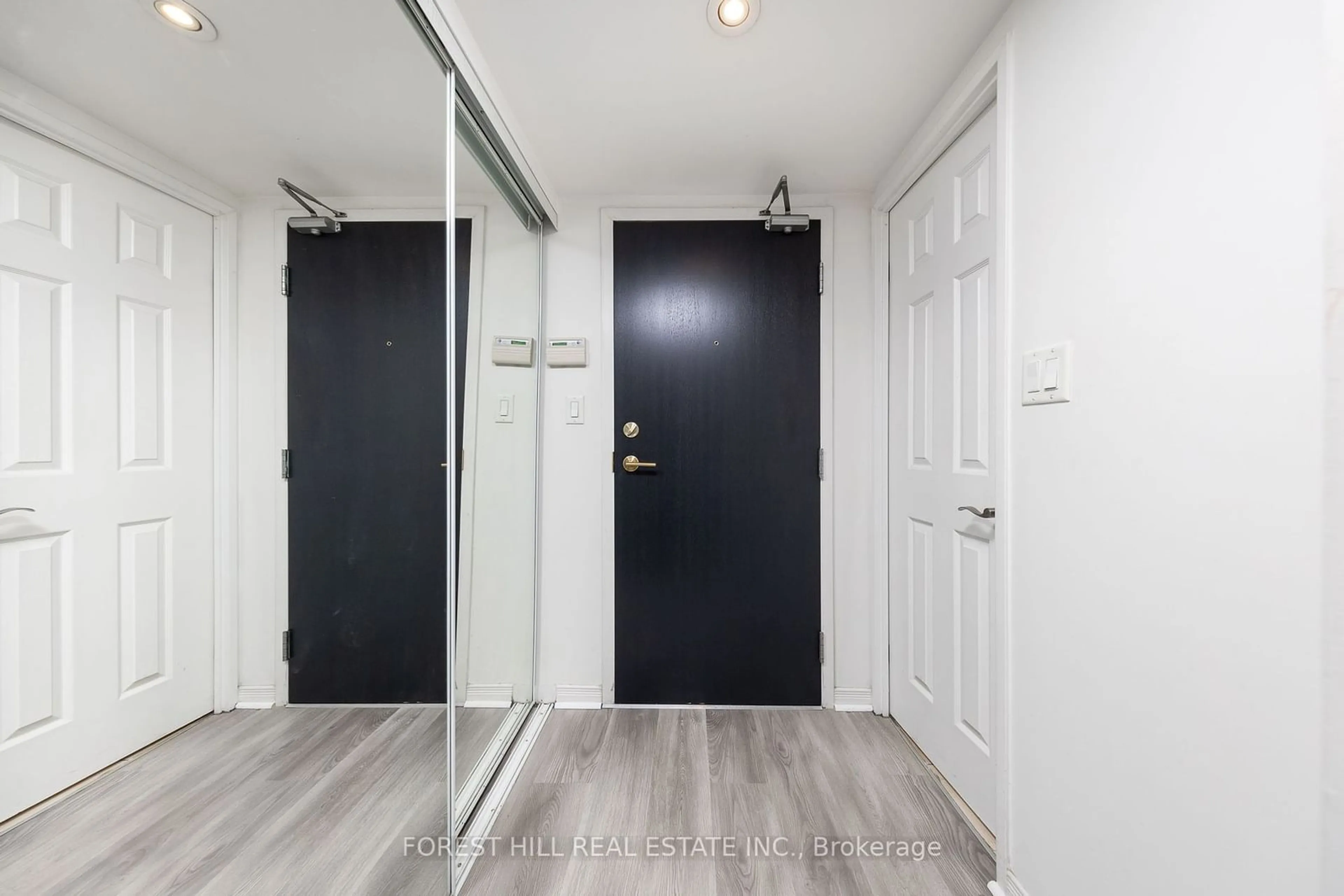 Indoor entryway for 230 King St #318, Toronto Ontario M5A 1K5