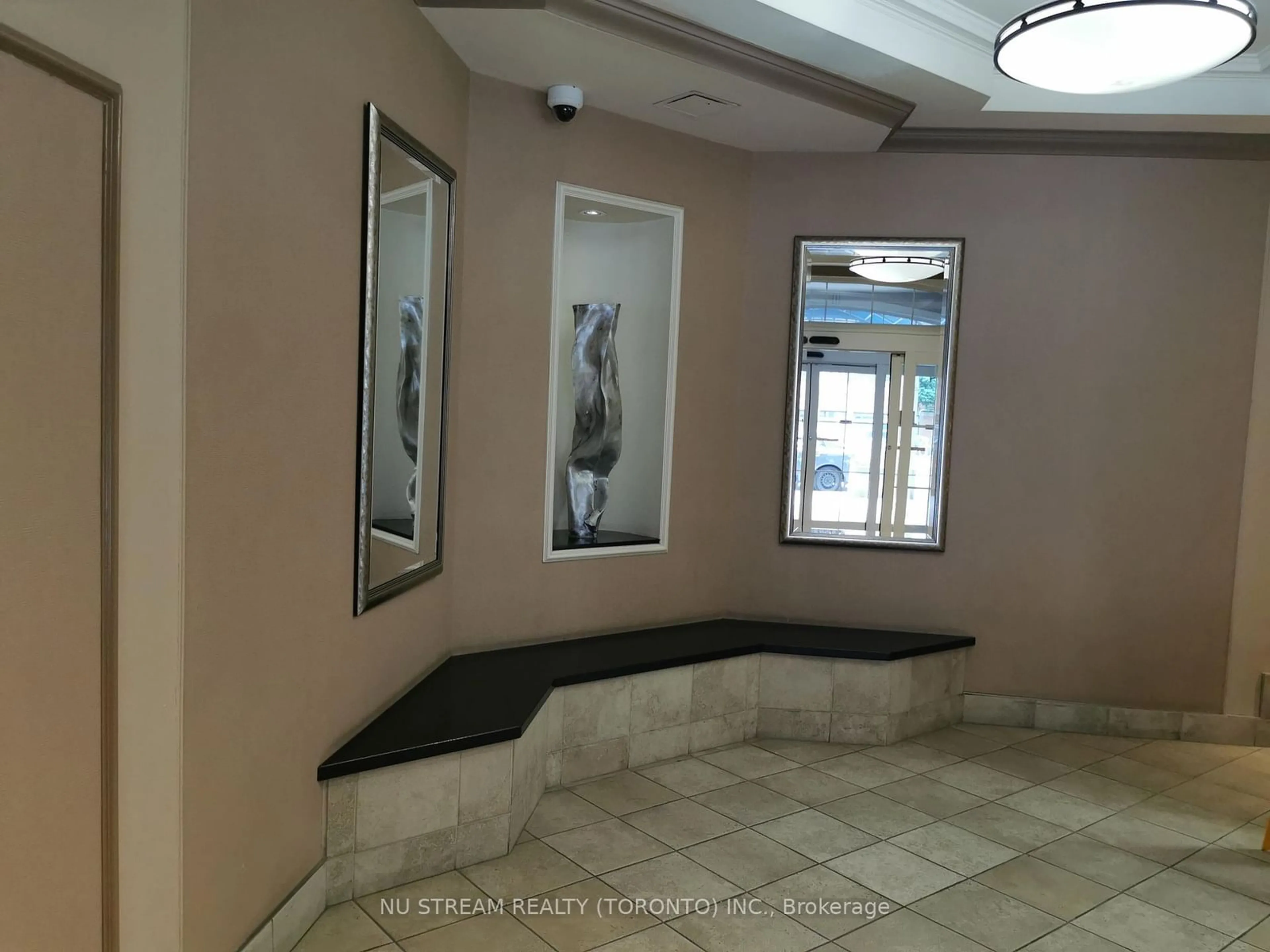 Indoor foyer for 105 McCaul St #602, Toronto Ontario M5T 2X4