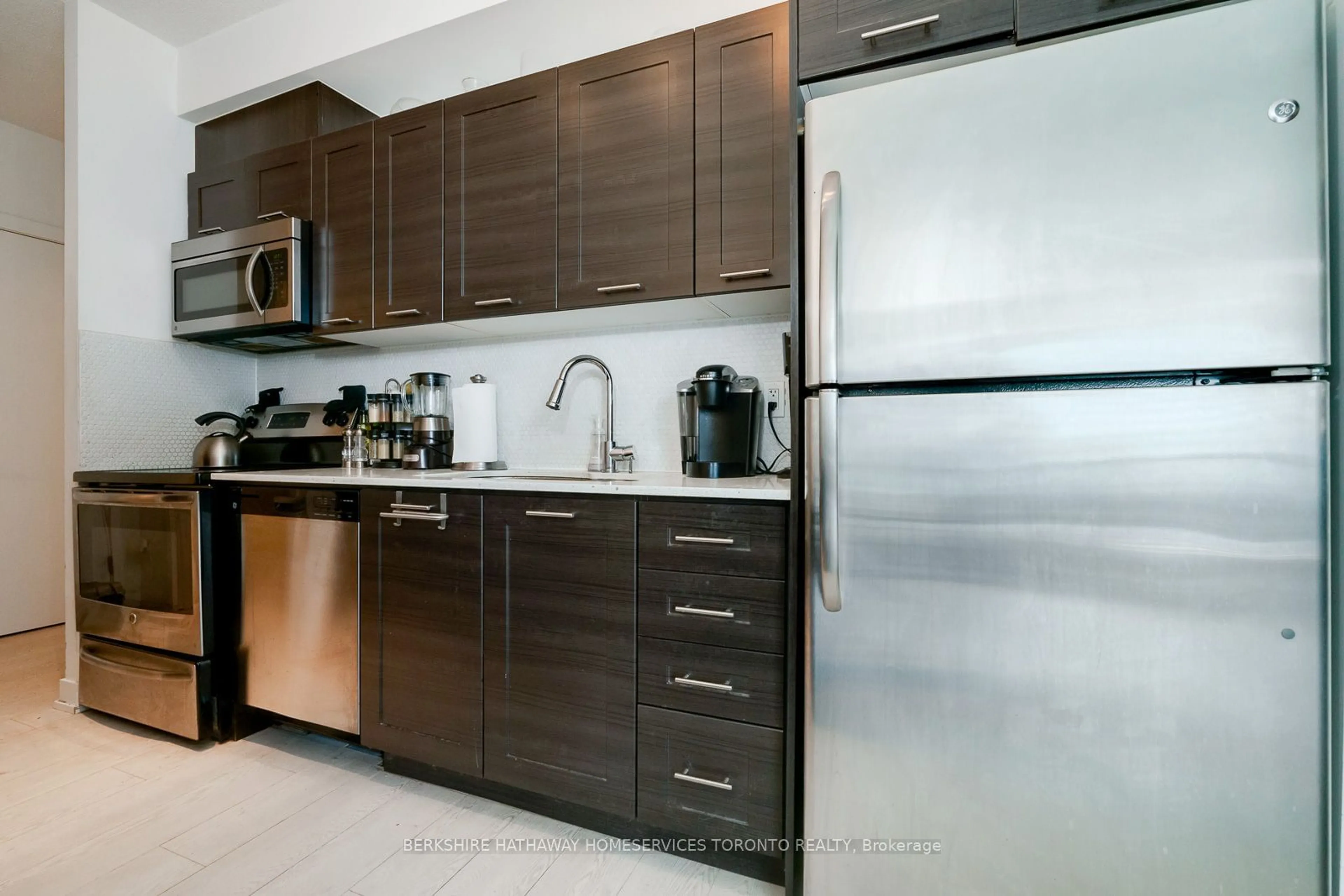 Standard kitchen for 20 Bruyeres Mews #2205, Toronto Ontario M5V 0G8