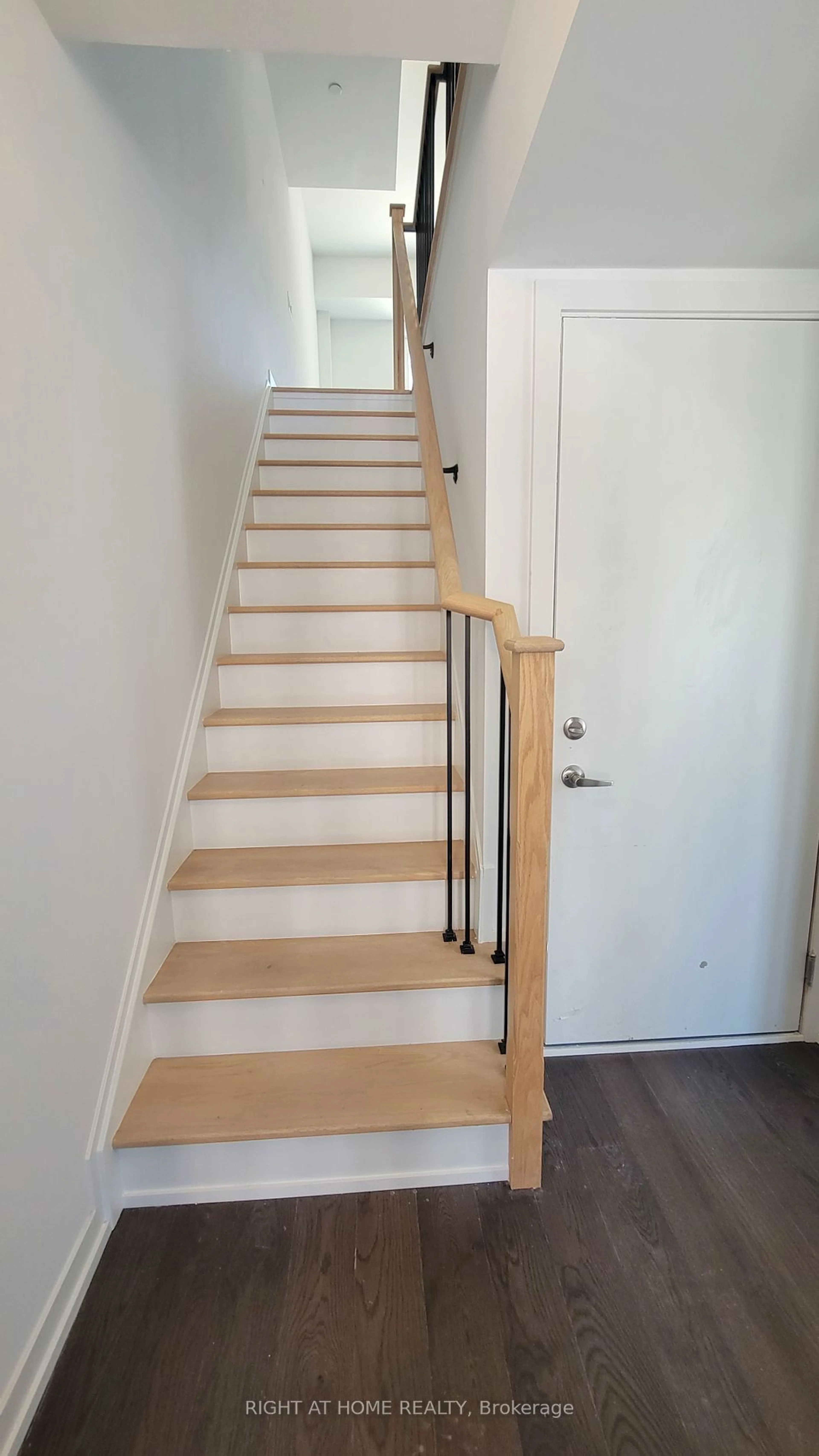 Stairs for 32 Spruce Pines Cres, Toronto Ontario M4A 0A9