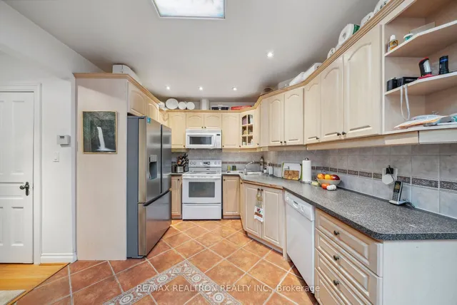 Additional property image - 1230 Avenue Rd