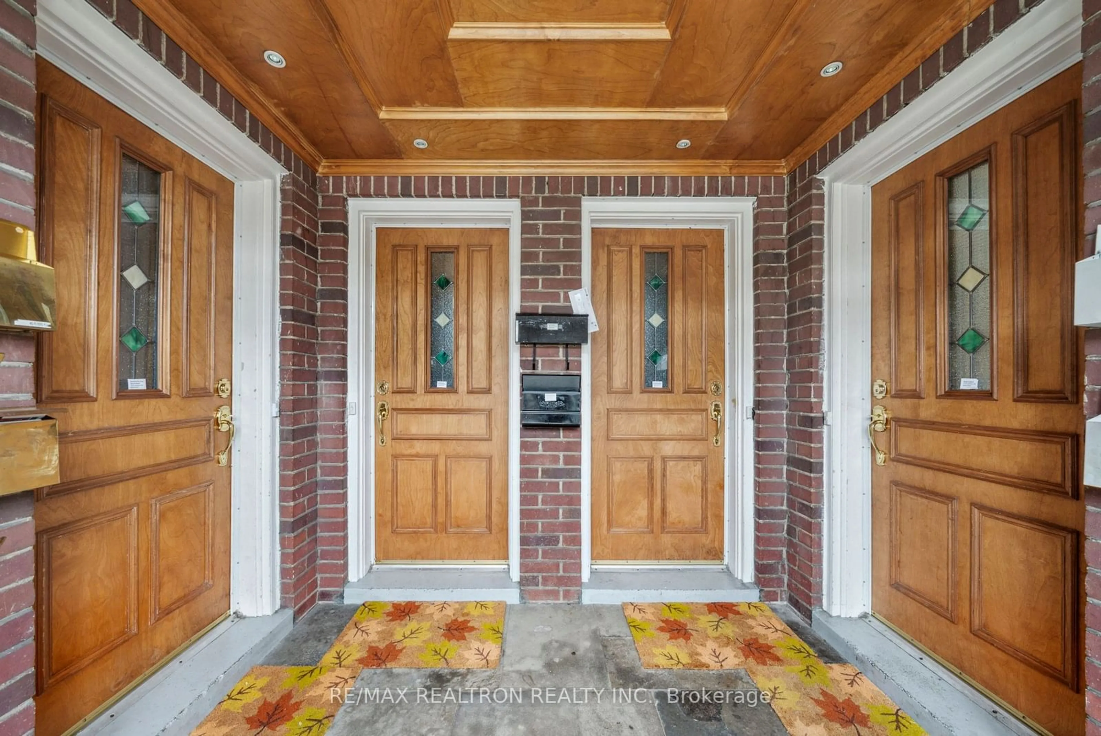 Indoor entryway, wood floors for 1230 Avenue Rd, Toronto Ontario M5N 2G6