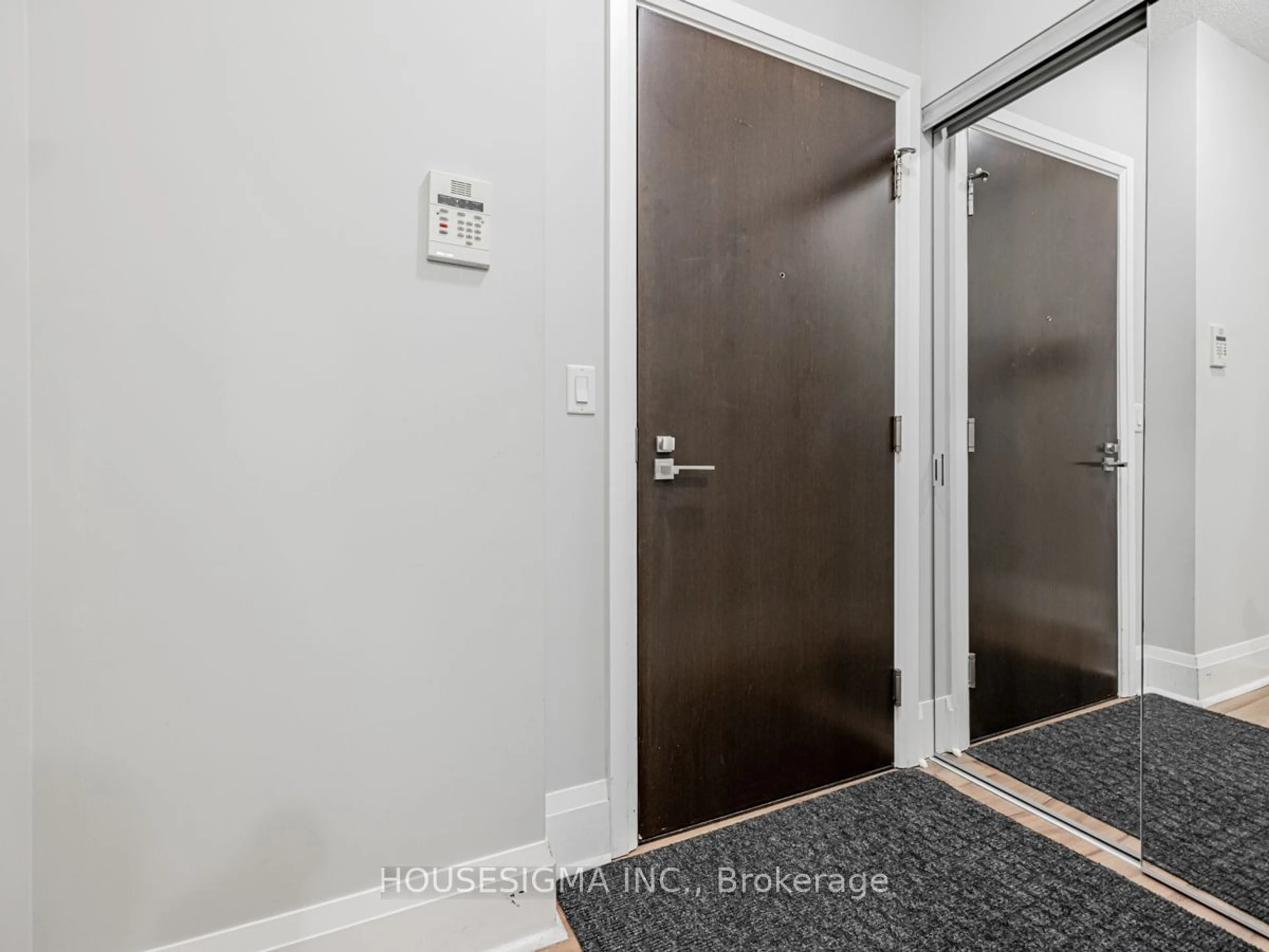 Indoor entryway for 100 Harrison Garden Blvd #516, Toronto Ontario M2N 0C2