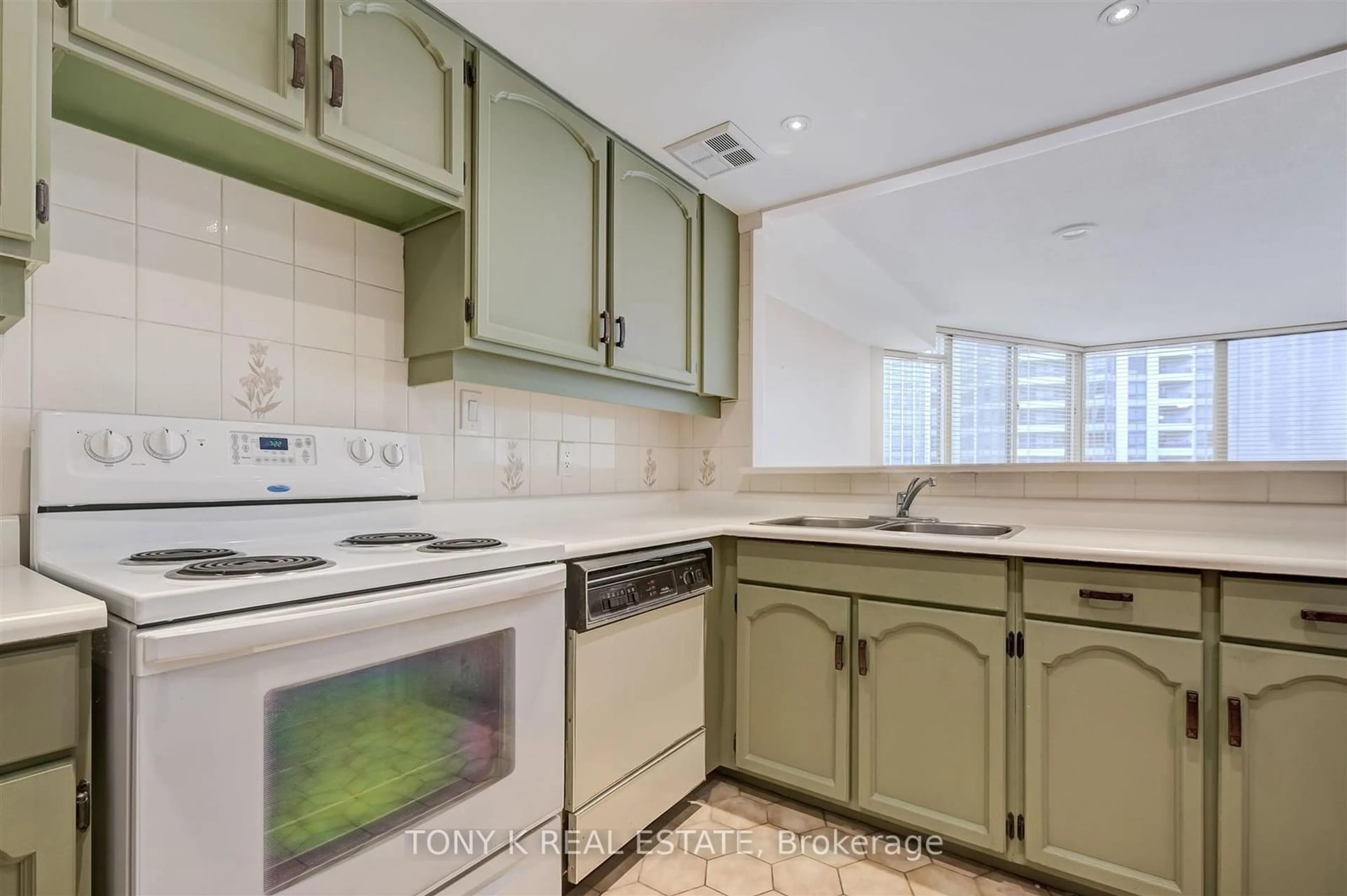 Standard kitchen for 5444 Yonge St #502A, Toronto Ontario M2N 6J4