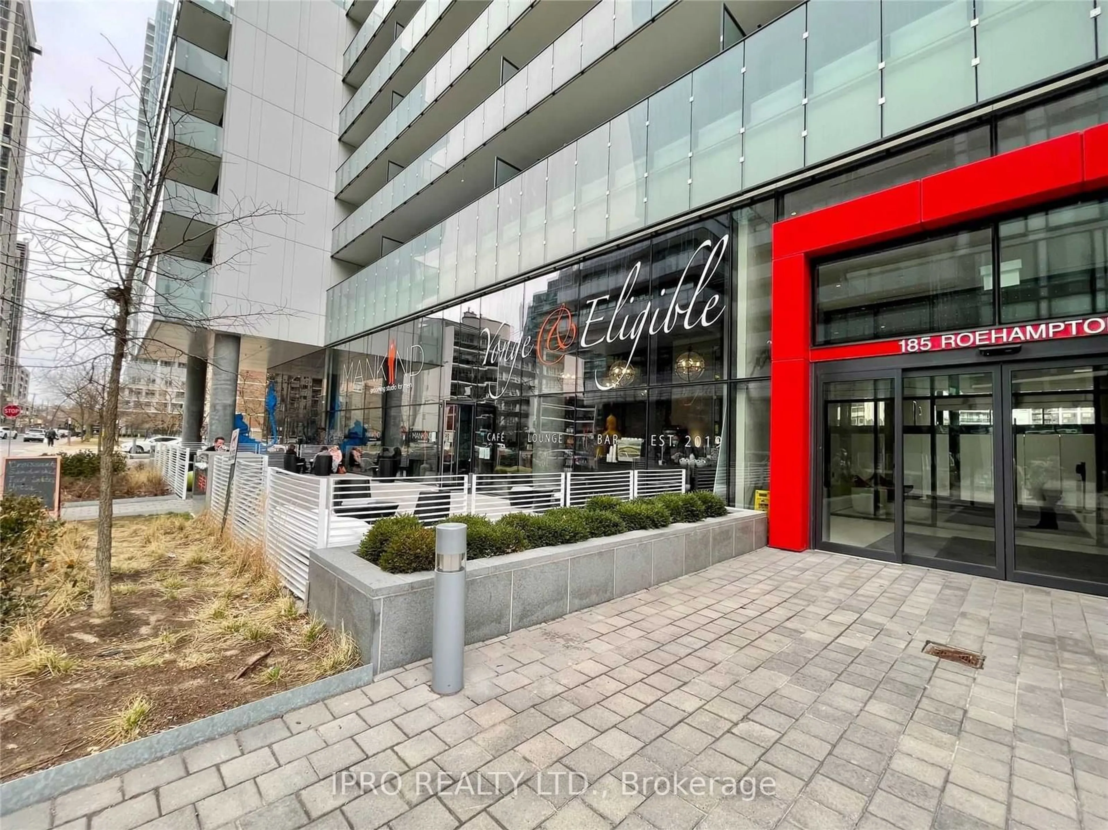 Indoor foyer for 185 Roehampton Ave #208, Toronto Ontario M4P 0C6