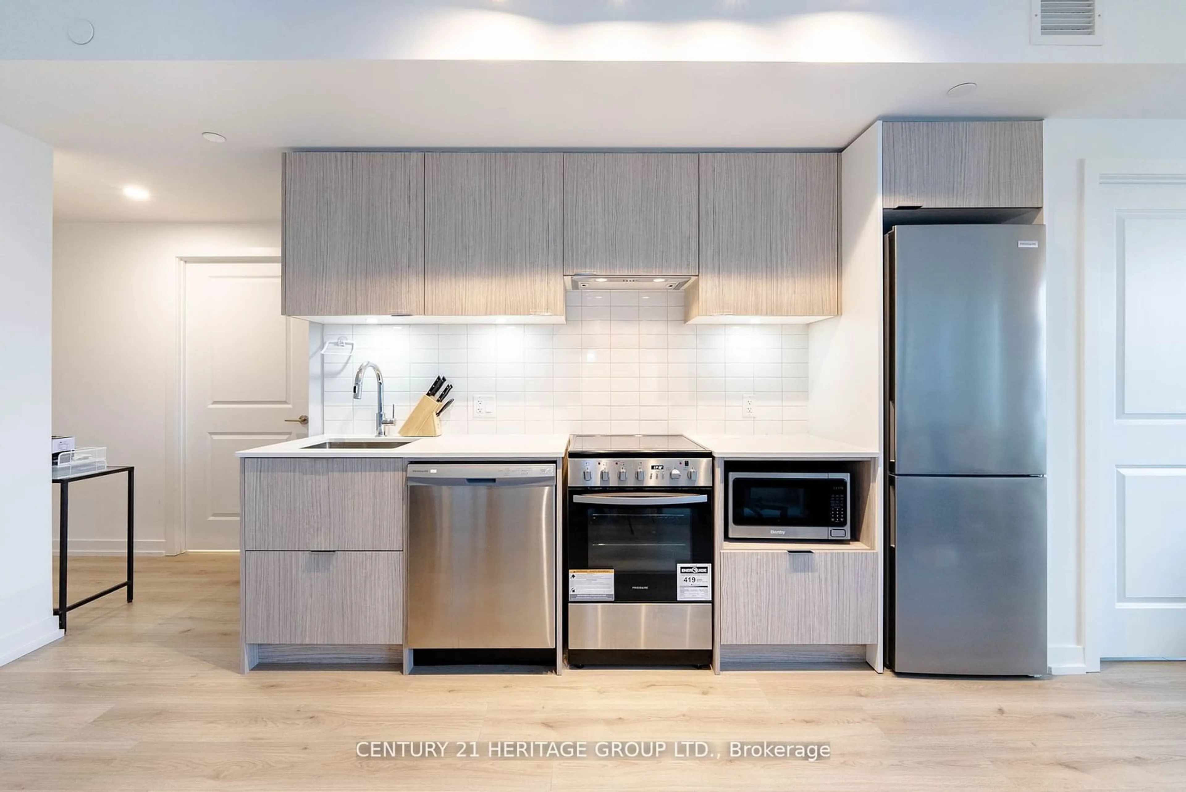 Standard kitchen for 395 Bloor St #2102, Toronto Ontario M4W 0B4