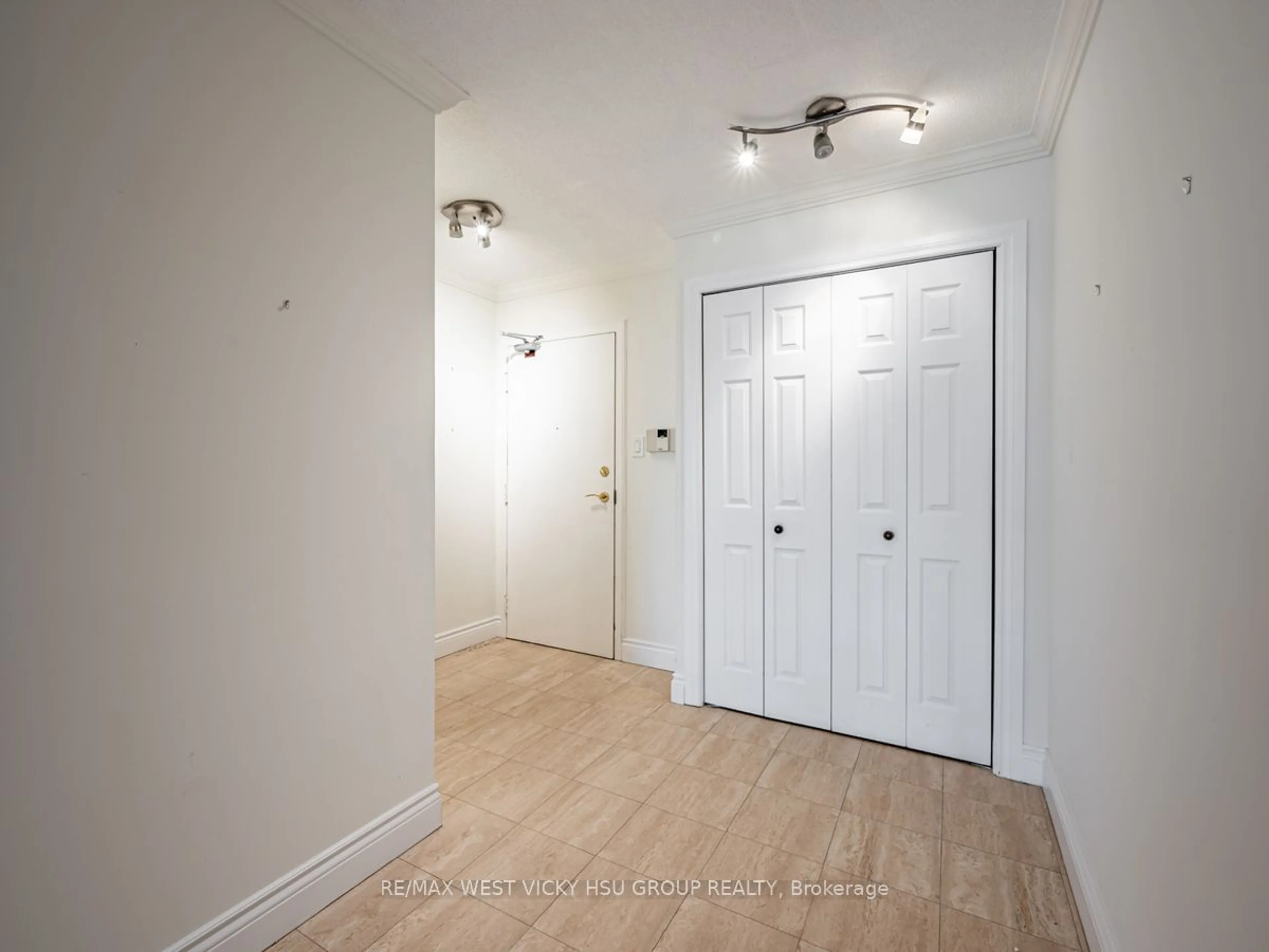 Indoor entryway for 130 Carlton St #1505, Toronto Ontario M5A 4K3