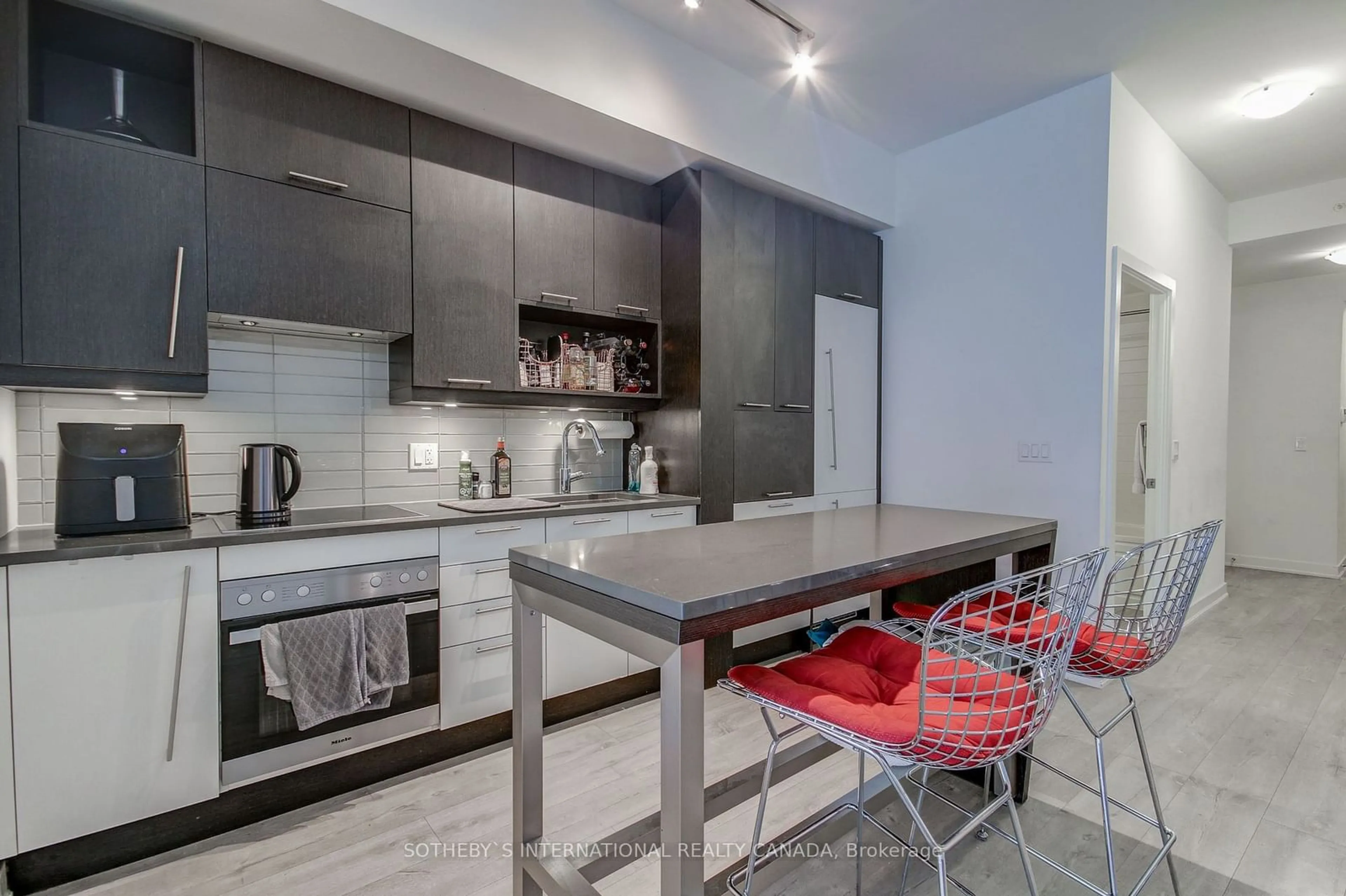 Contemporary kitchen for 30 Nelson St #228, Toronto Ontario M5V 0H5