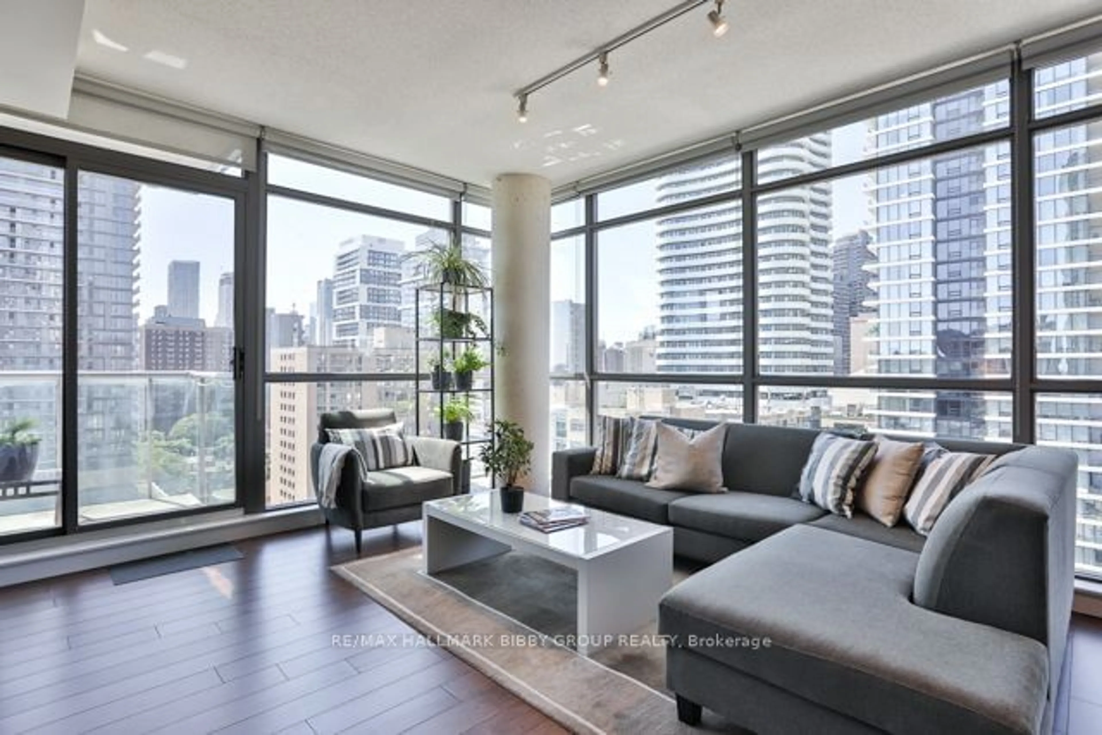 Living room for 281 Mutual St #1303, Toronto Ontario M4Y 3C4