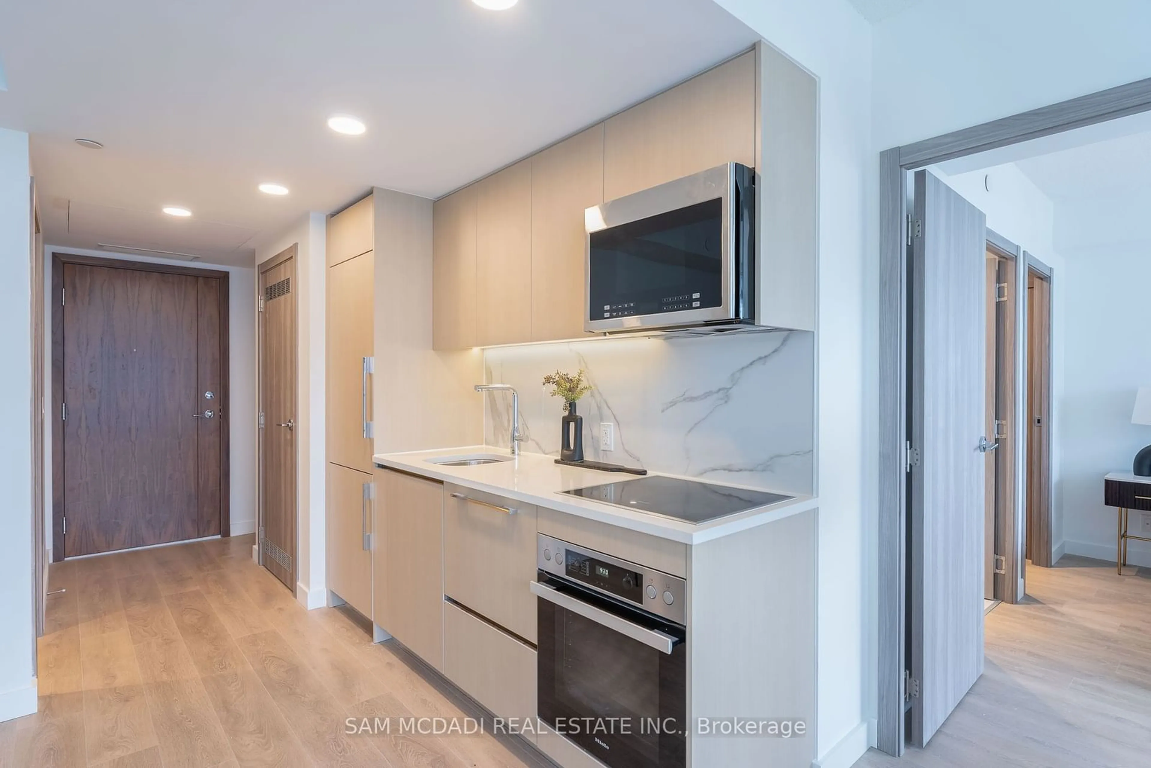 Standard kitchen for 38 Widmer St #4302, Toronto Ontario M5V 0P7