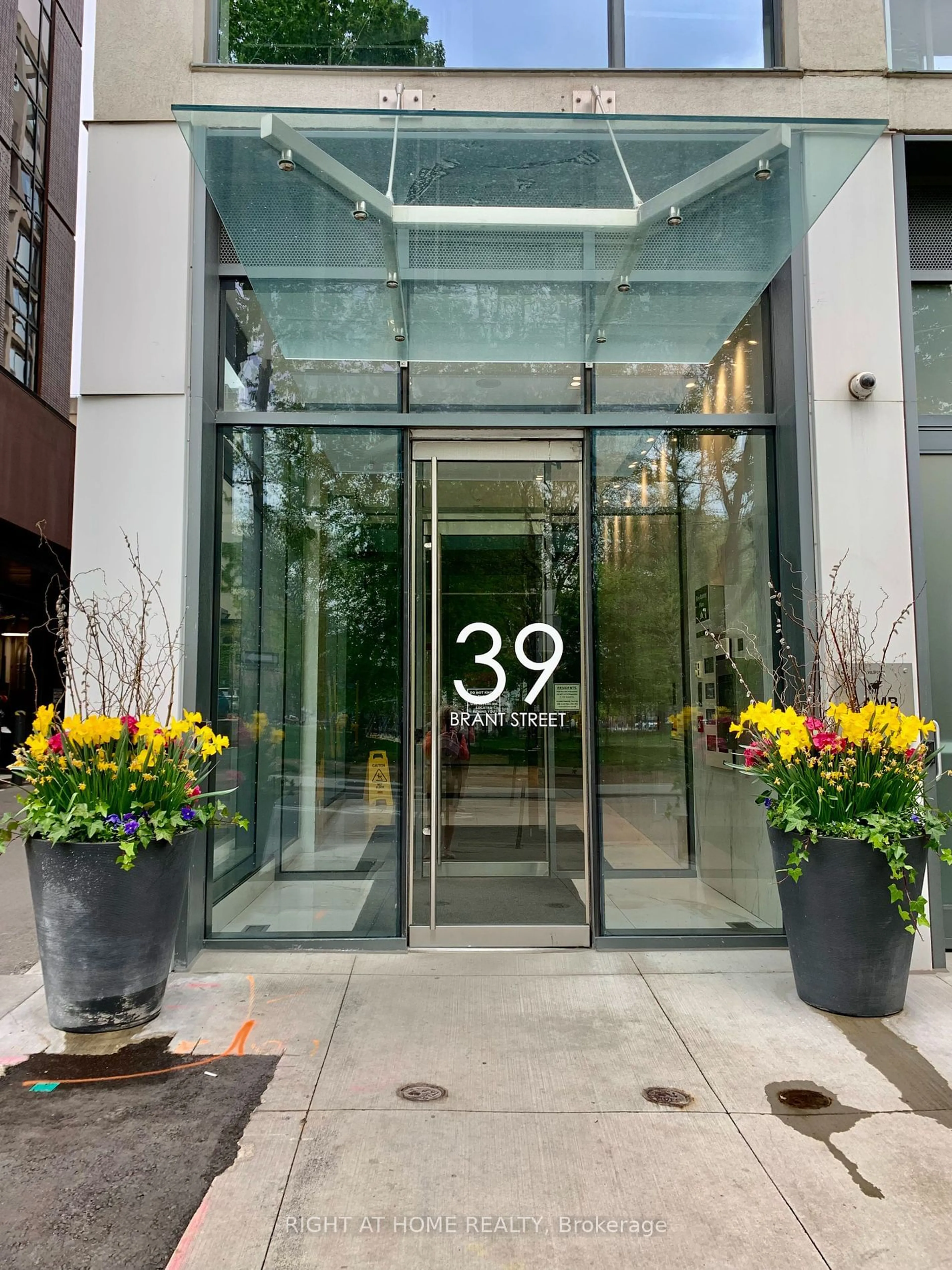 Indoor foyer for 39 Brant St #919, Toronto Ontario M5V 2L9