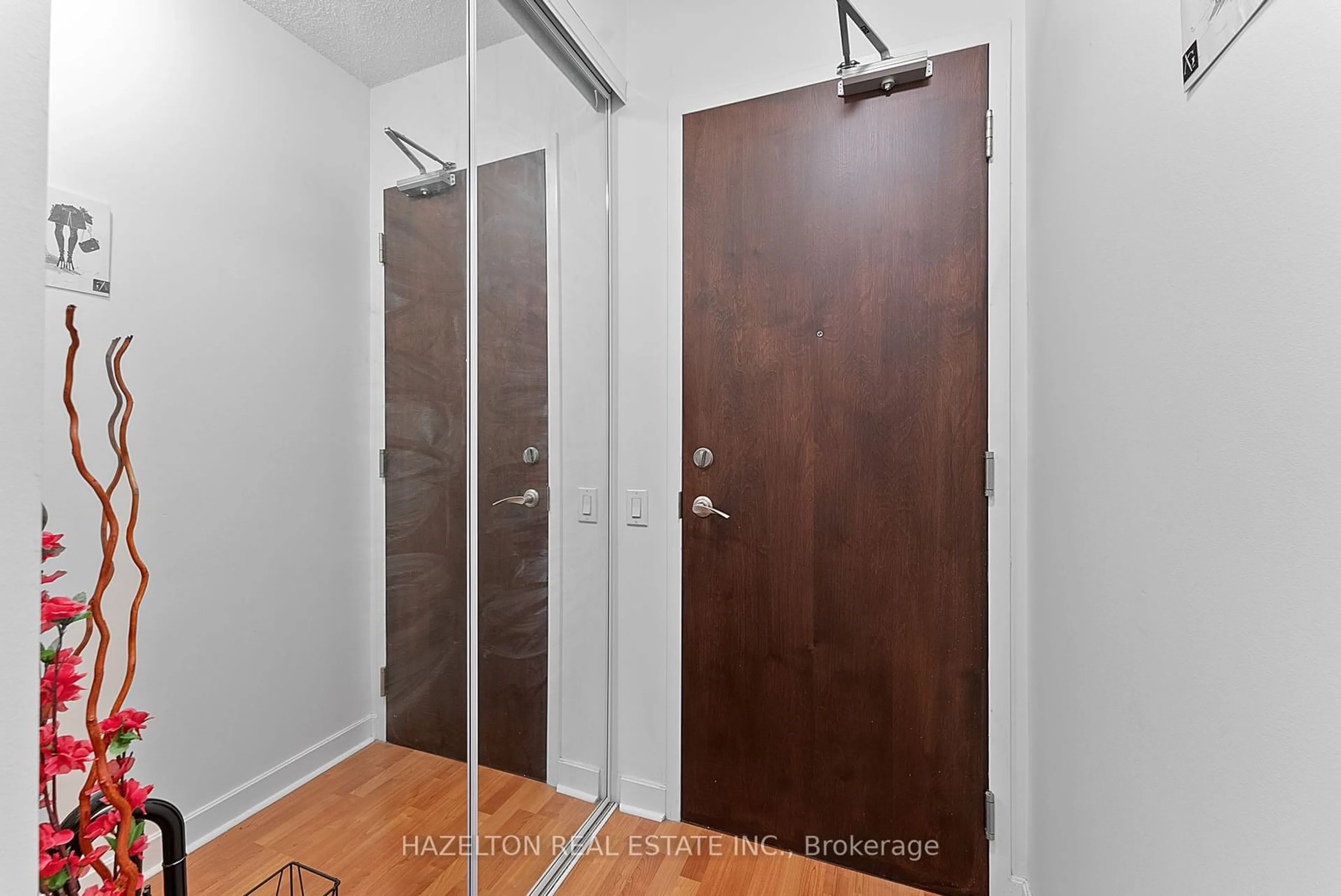 Indoor entryway for 85 Bloor St #1709, Toronto Ontario M4W 3Y1