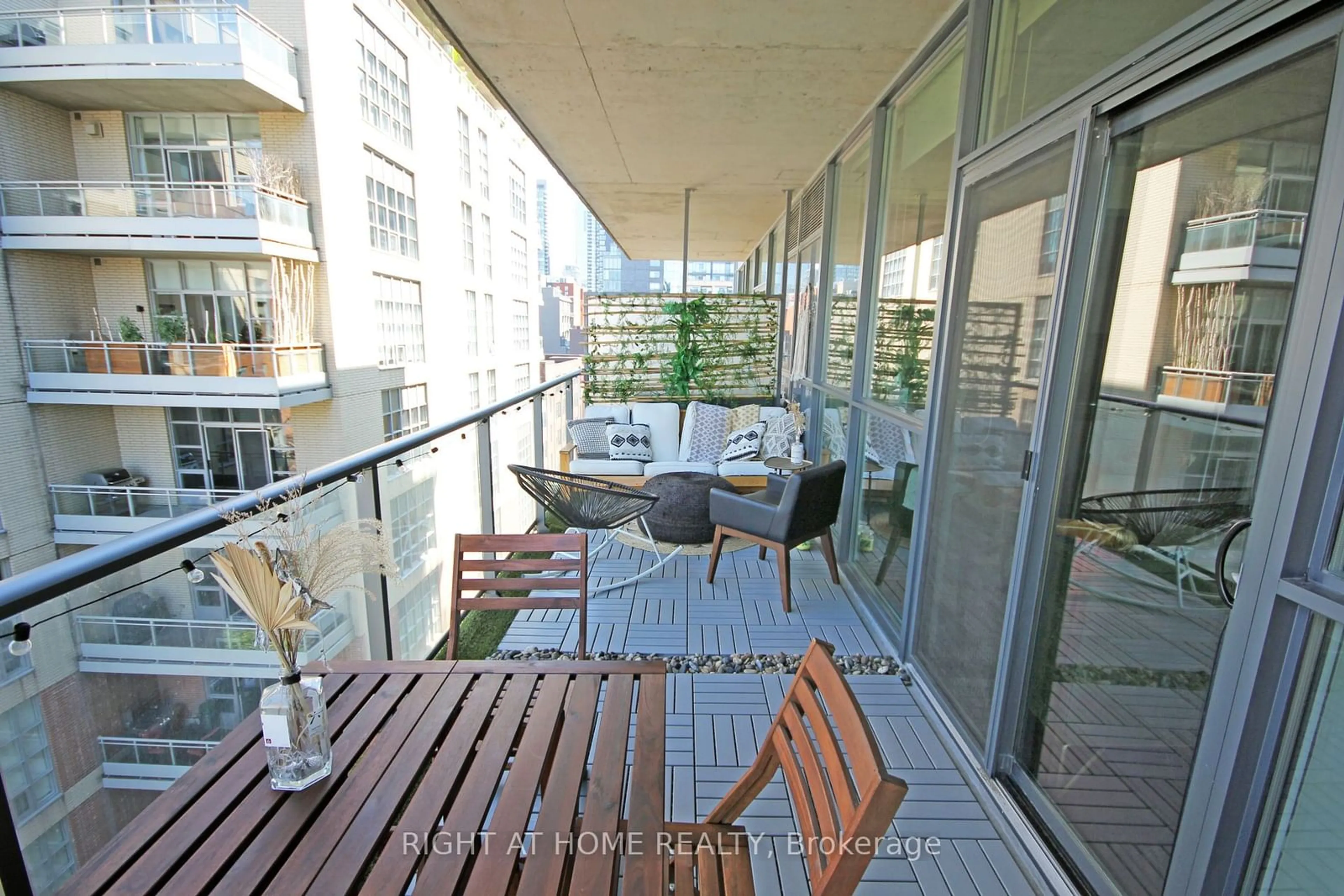 Patio for 478 King St #815, Toronto Ontario M5V 1L7