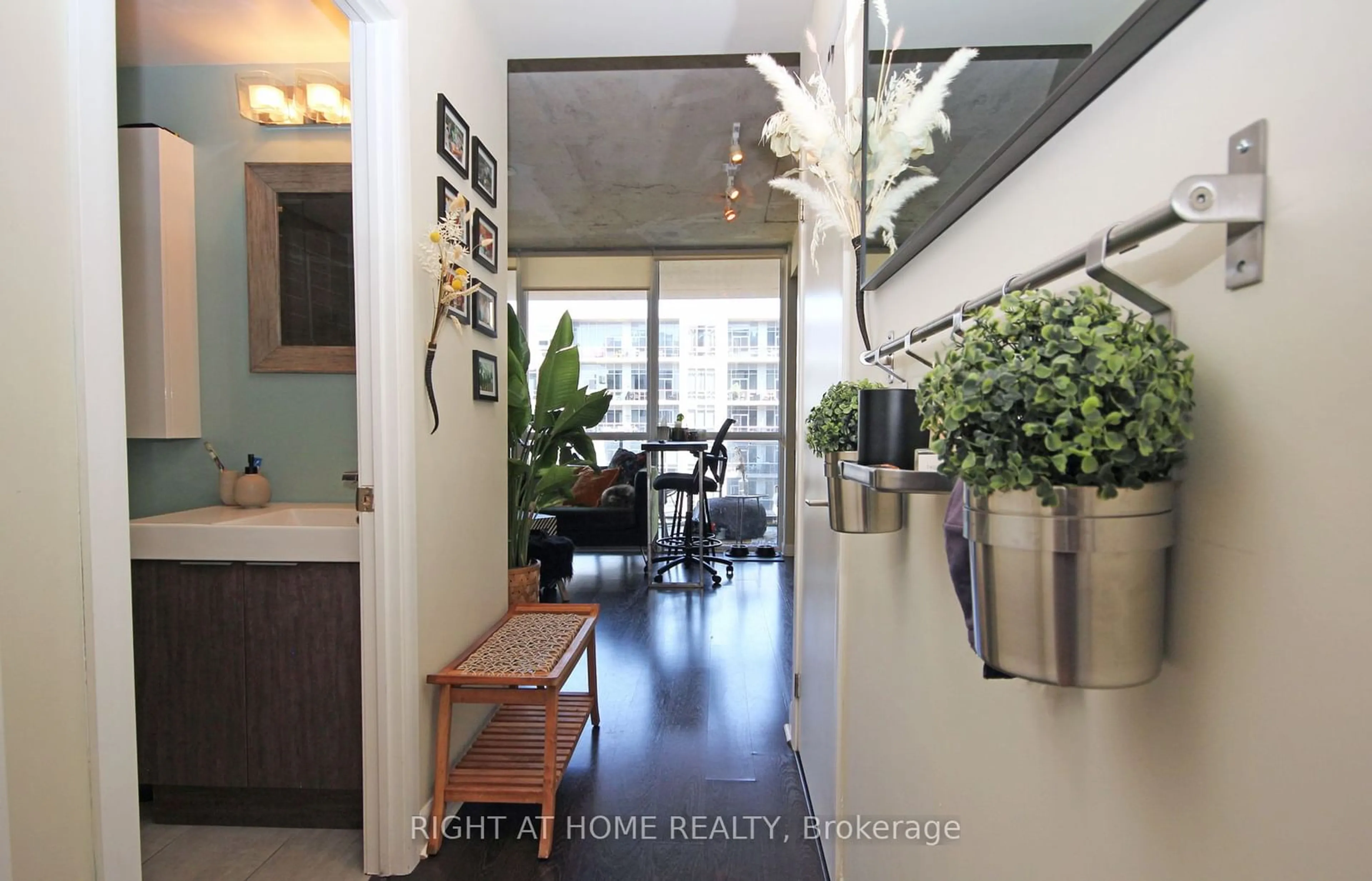 Indoor entryway for 478 King St #815, Toronto Ontario M5V 1L7