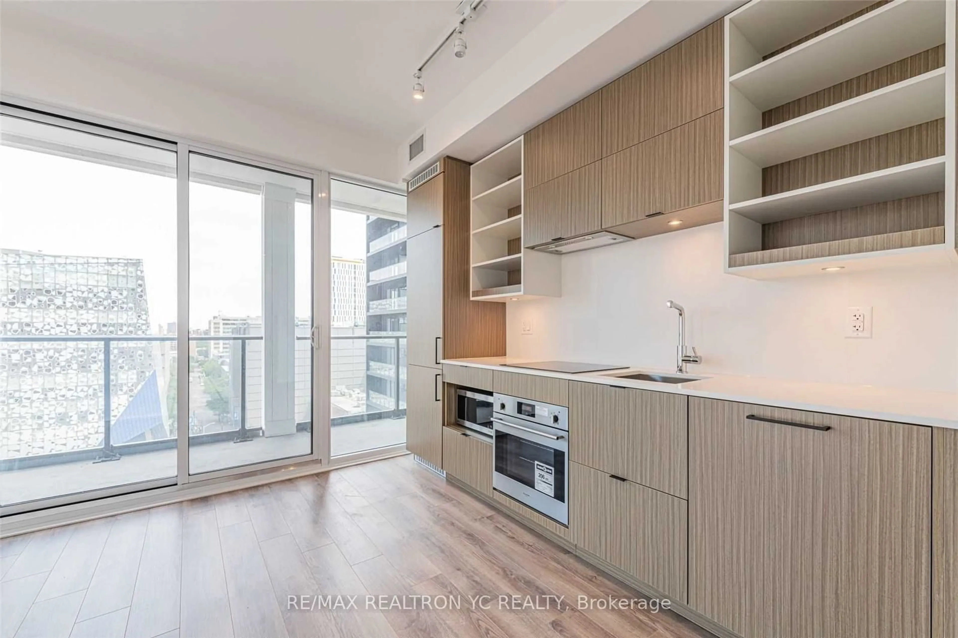 Standard kitchen for 20 Edward St #717, Toronto Ontario M5G 0C5